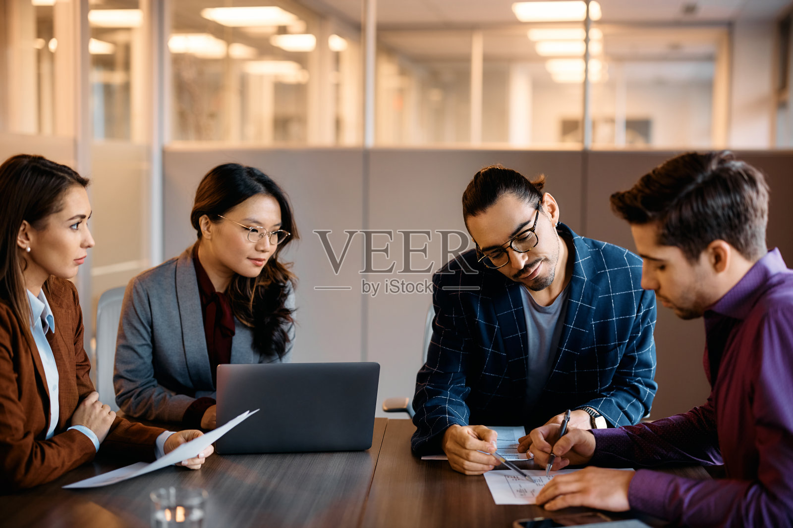 一群多种族的商人在办公室开会时工作。照片摄影图片