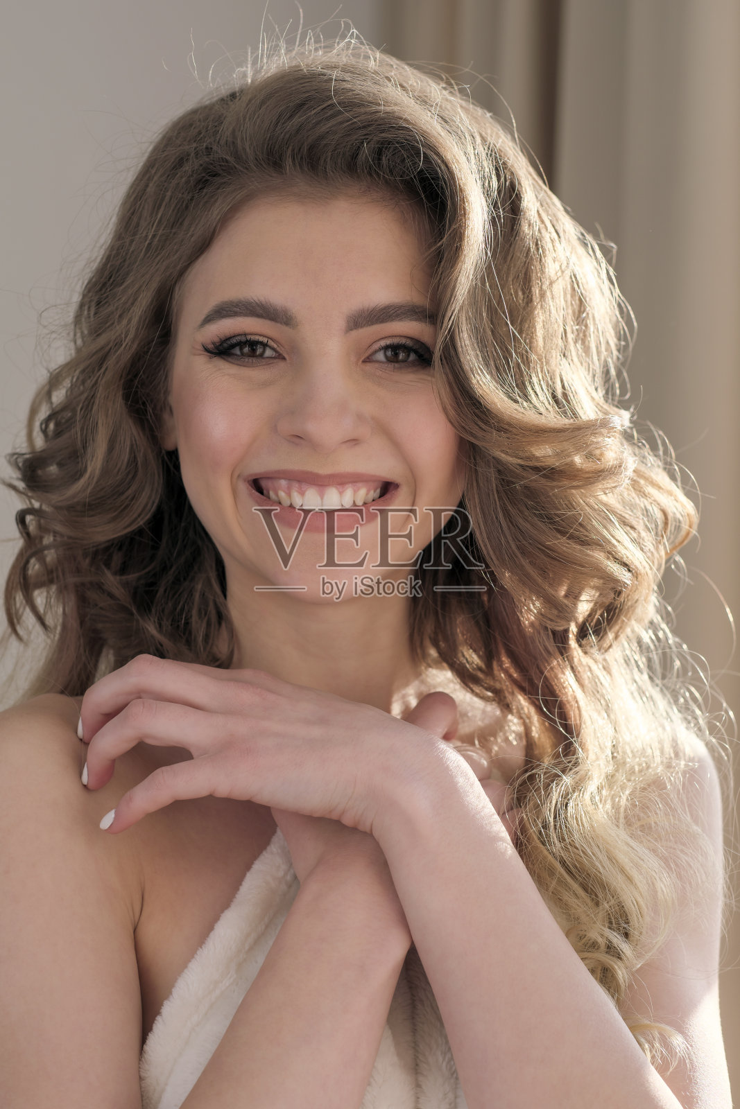 一个年轻漂亮女人的肖像照片摄影图片