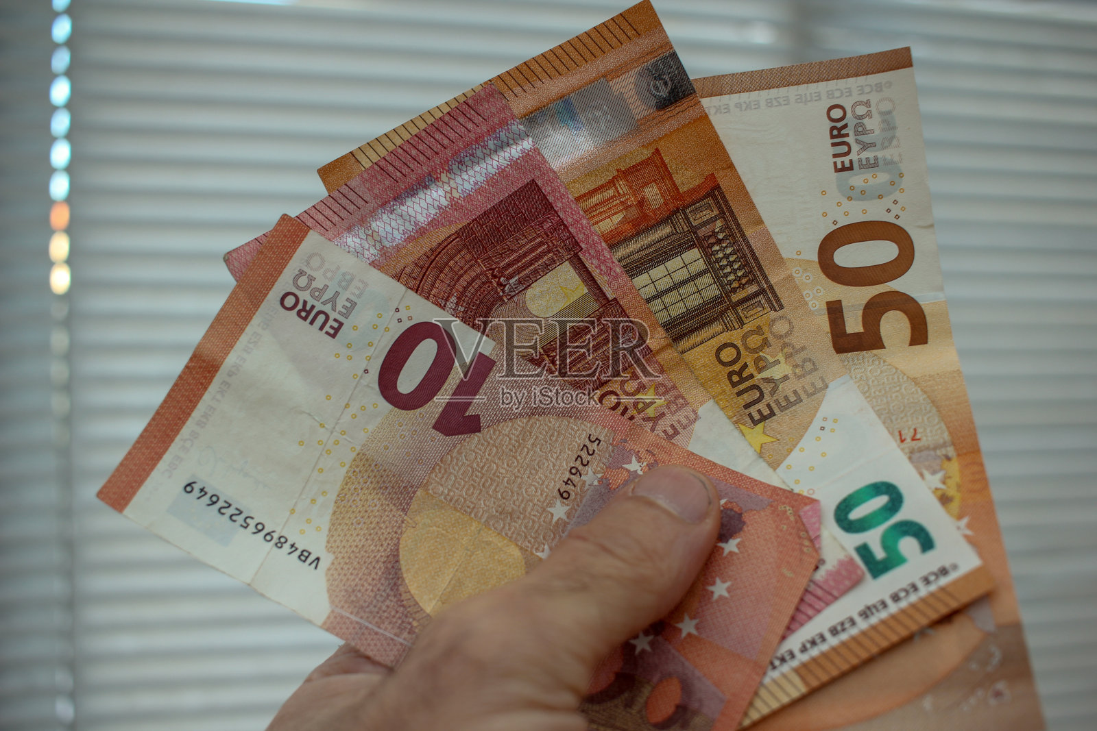 我手里拿着几张欧元钞票照片摄影图片