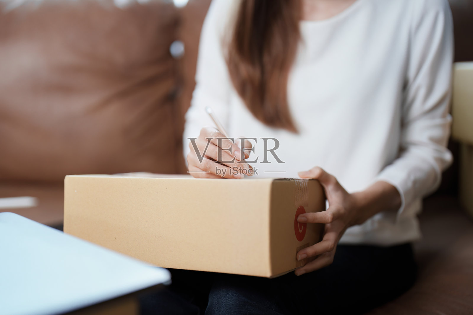 开始创业的独立年轻的亚洲女性在线卖家使用电脑和订单包装产品交付给客户。中小企业交付概念照片摄影图片