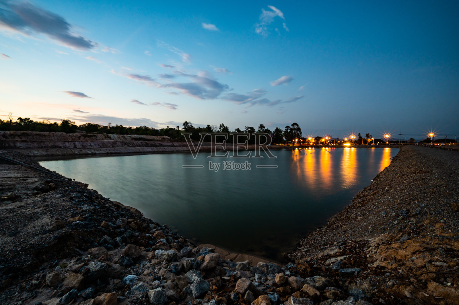 日落时带有走道的水库照片摄影图片