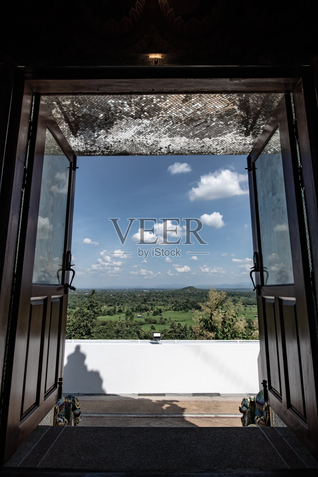 窗框里的稻田照片摄影图片