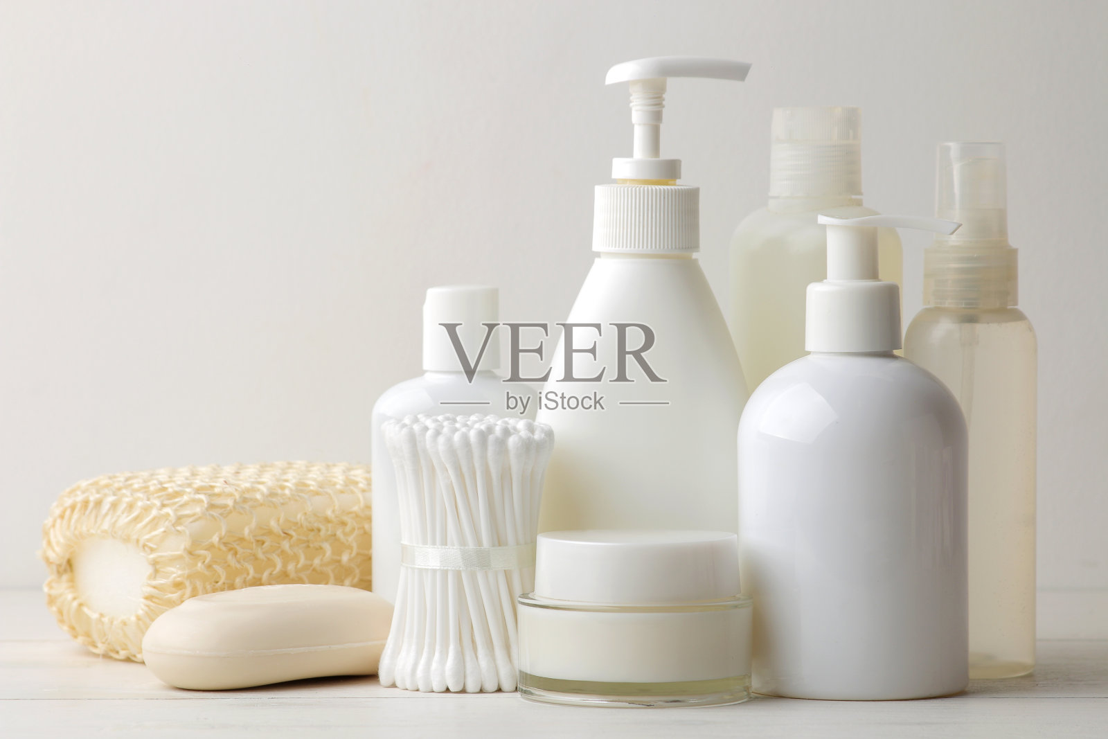 个人卫生用品。身体护理化妆品。白色的瓶子和小瓶在浅色的背景上。水疗中心。放松。照片摄影图片