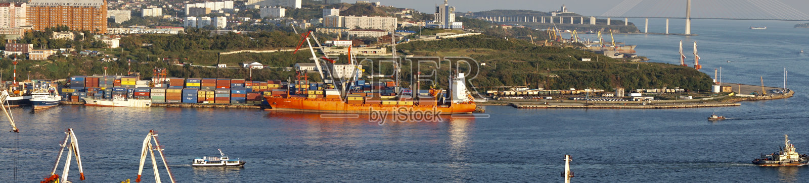 符拉迪沃斯托克的金角号俯视图。海参崴的初秋。夏天在金角湾上的斜拉桥。蓝色的日本海。海上的船只。照片摄影图片