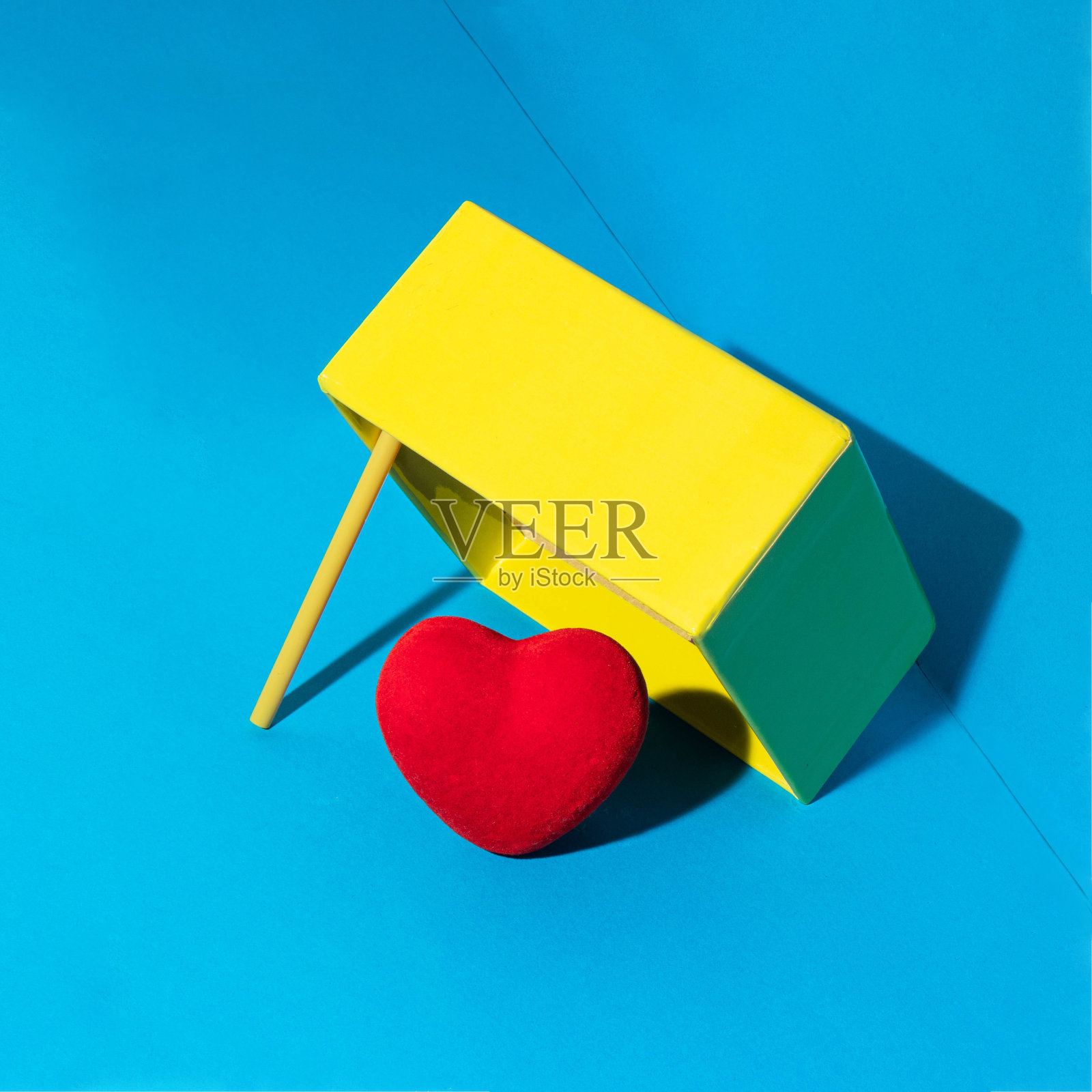 蓝色背景下陷阱里的红心。现代情人节的概念。创造性的爱的想法。简约的假日构图。照片摄影图片