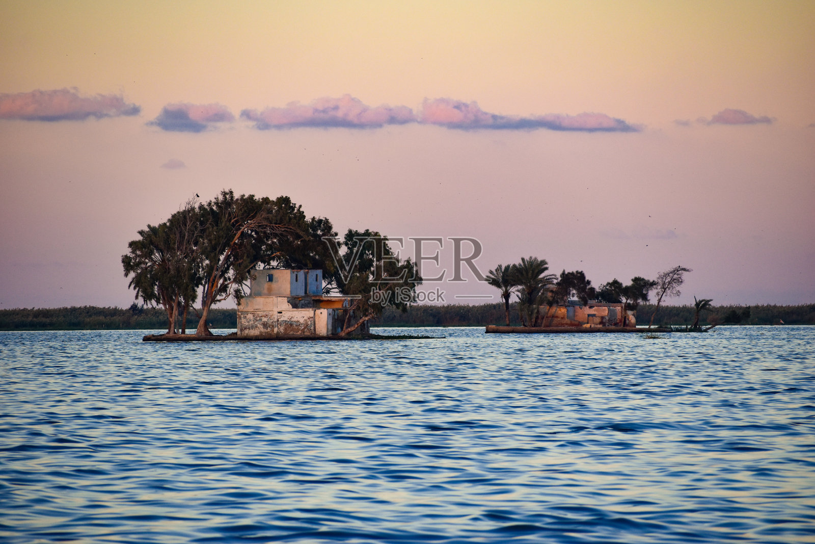 宁静的世外桃源：湖中心的岛屿度假胜地照片摄影图片