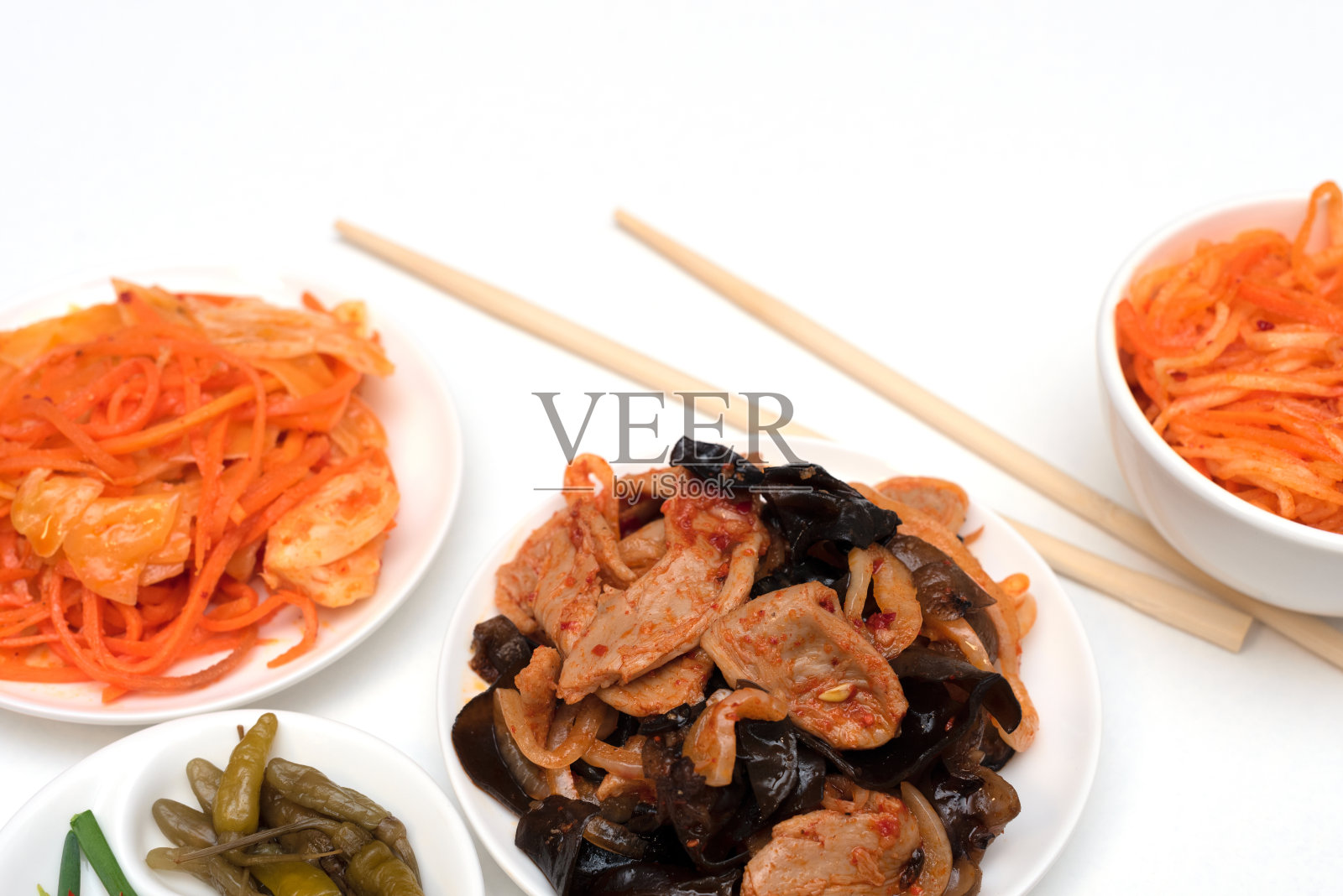 美味的亚洲沙拉配筷子，白色背景。有选择性的重点。亚洲饮食概念照片摄影图片