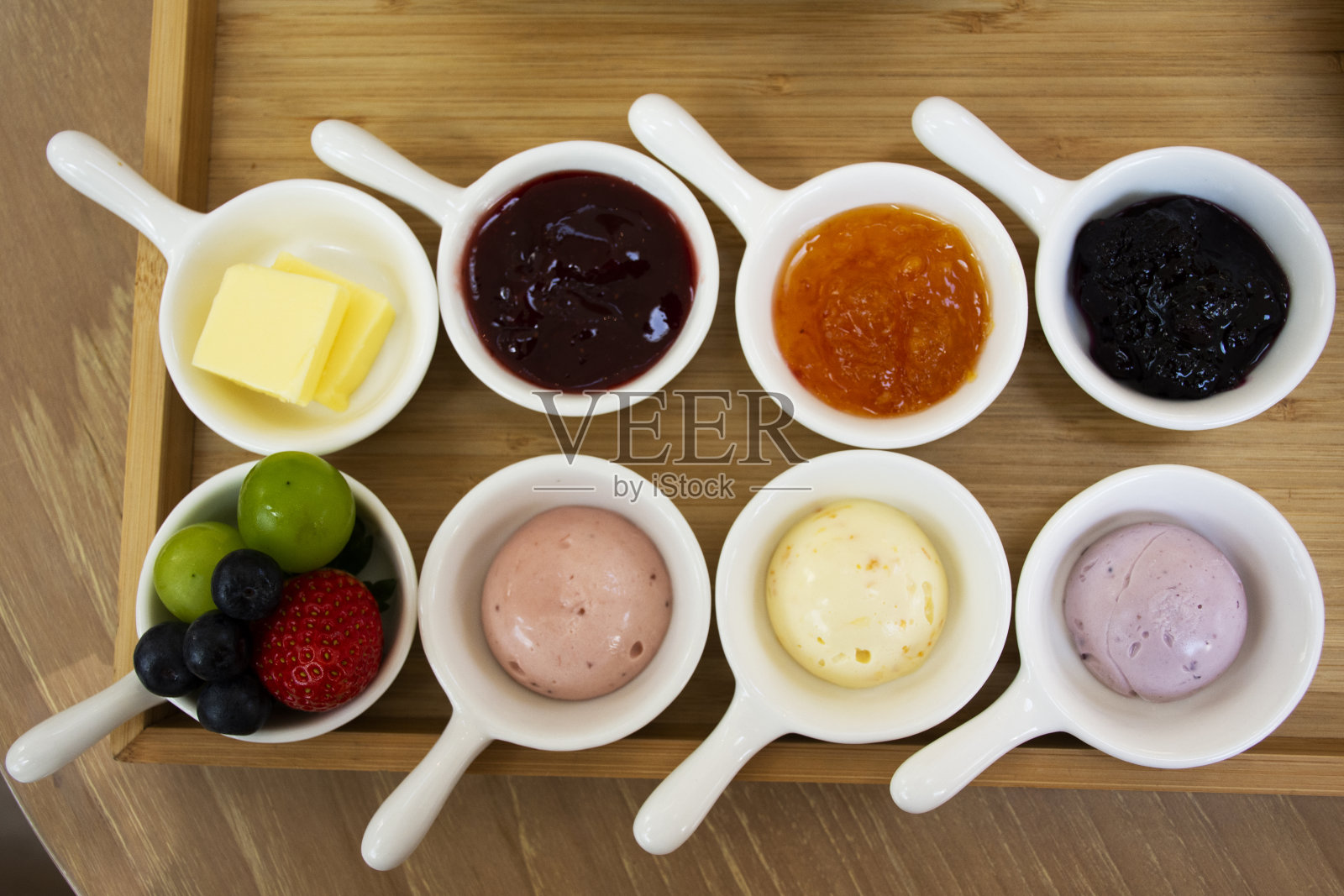 面包吐司和各种水果果酱泰国人，旅行者，旅游，参观，吃，在茶时间在现代餐厅的经典咖啡馆咖啡和面包店餐厅在曼谷，泰国照片摄影图片