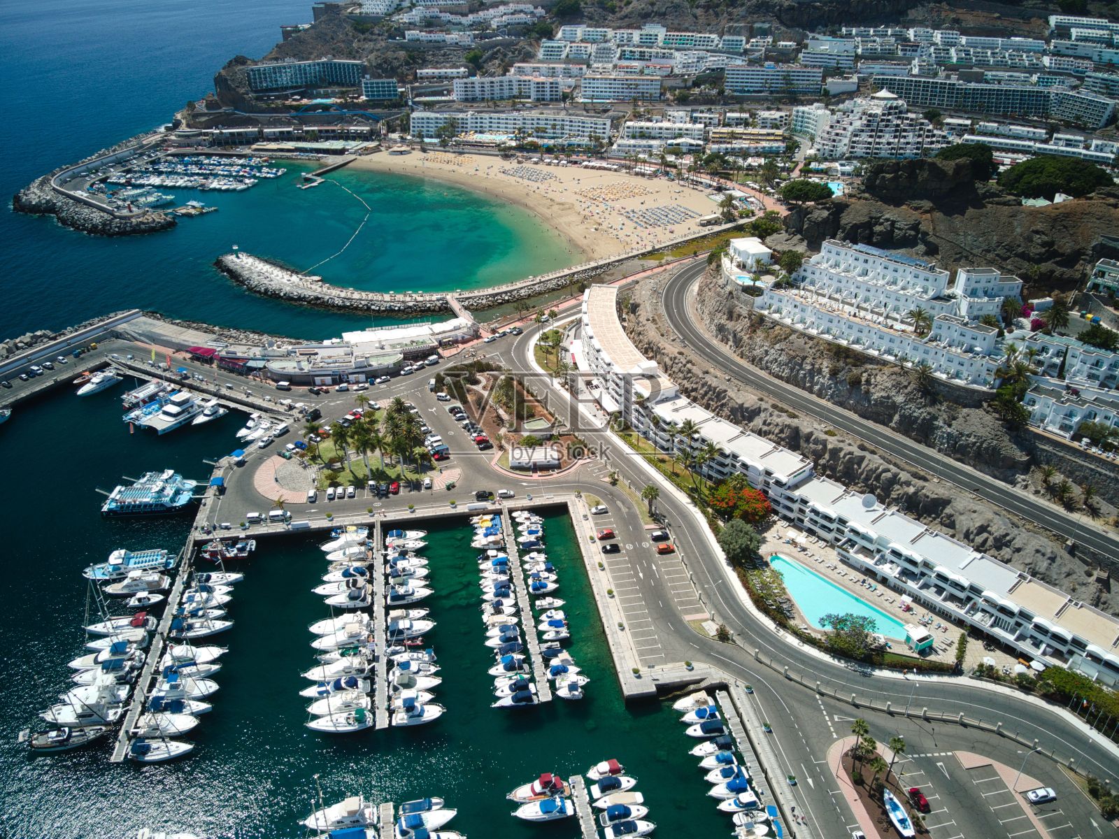 停泊在波多黎各大加纳利岛港口的游艇的鸟瞰图照片摄影图片