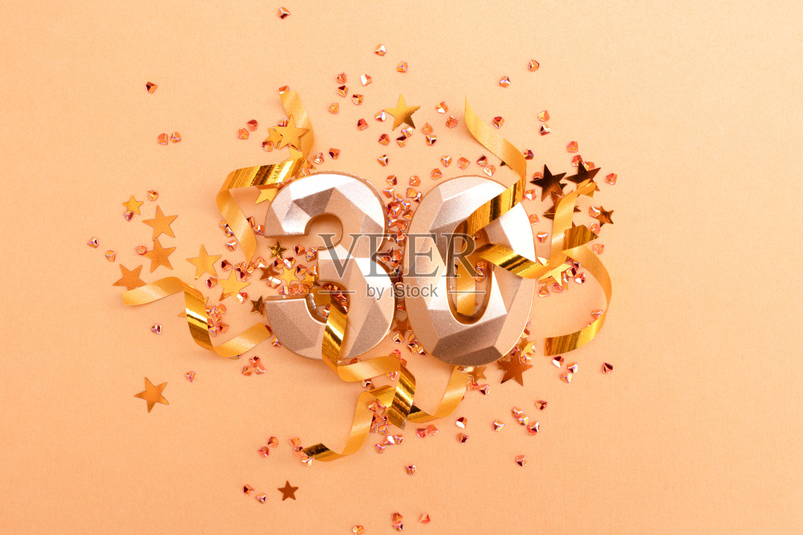 金色的30号，彩带和星星纸屑。照片摄影图片