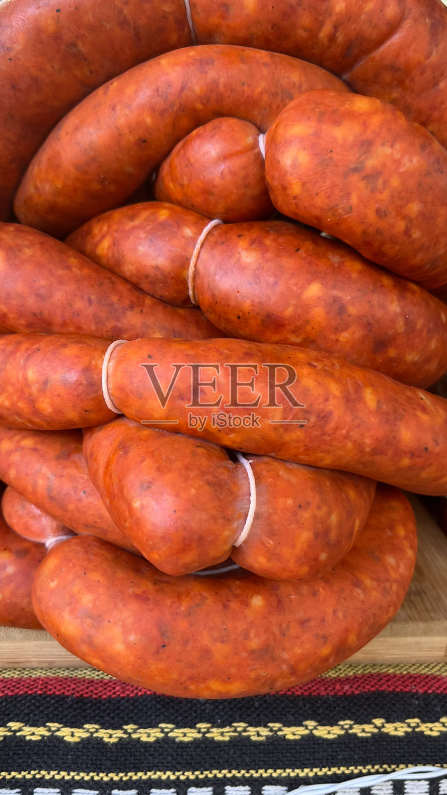 堆在木板上的一群西班牙香肠照片摄影图片