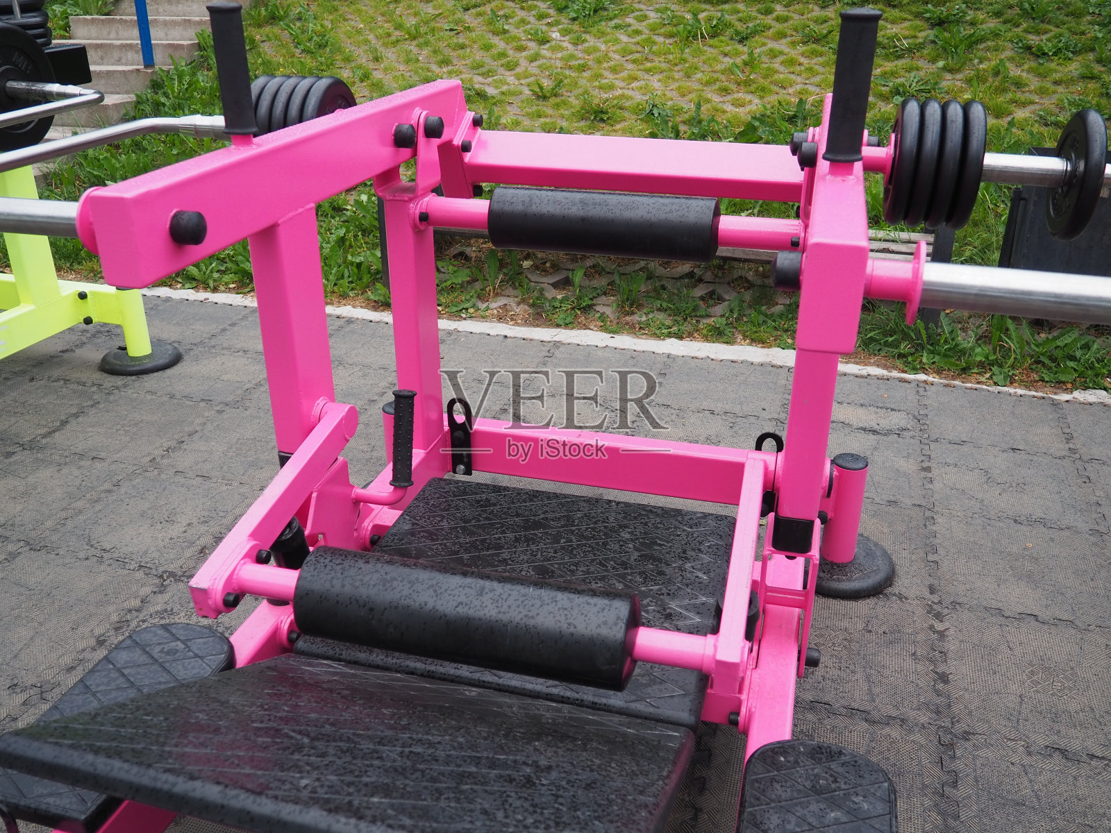 户外运动模拟器。公共场所的运动器材。健康的生活方式和体育文化的概念。金属和橡胶部件照片摄影图片