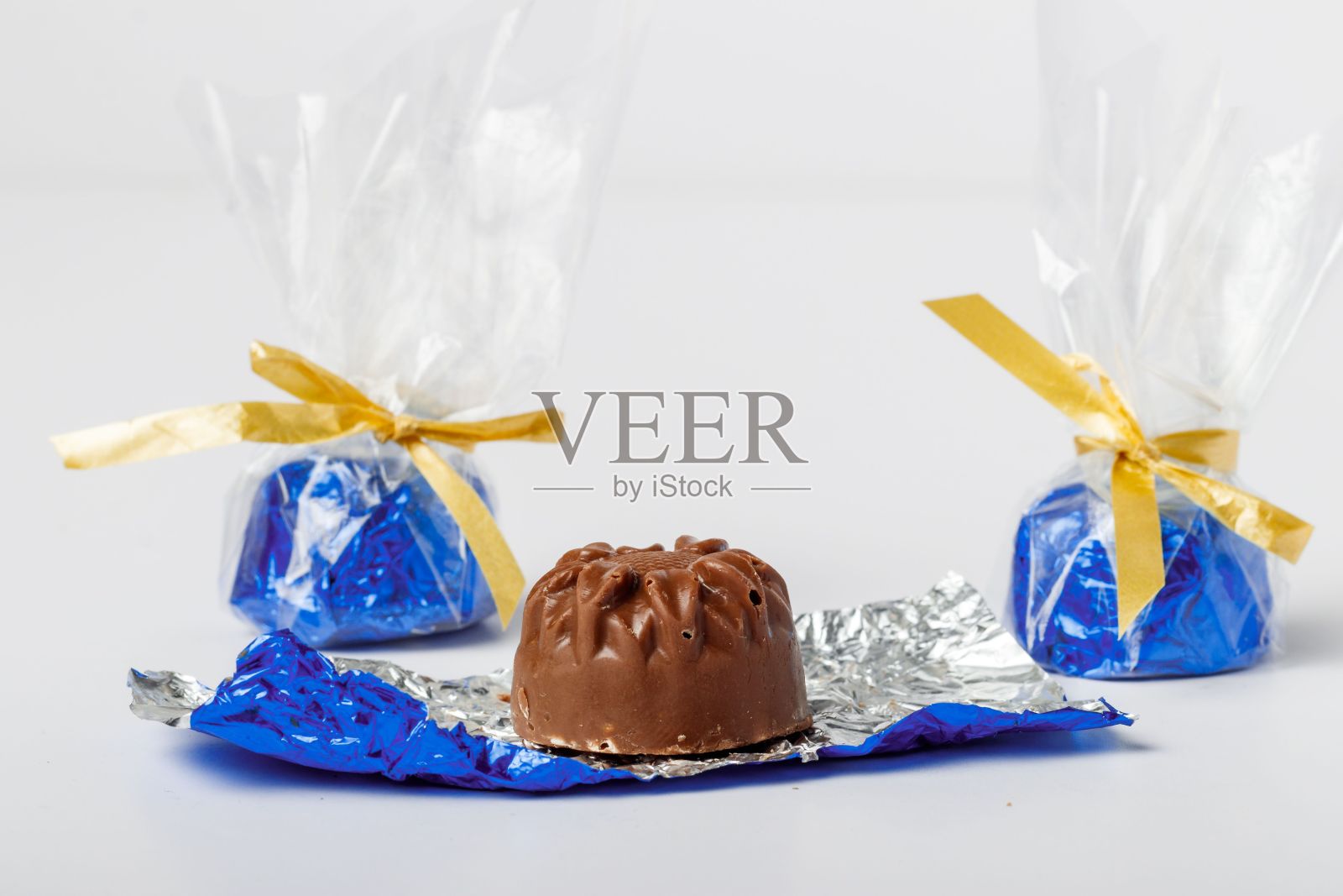 白色桌子上的巧克力糖果特写照片摄影图片