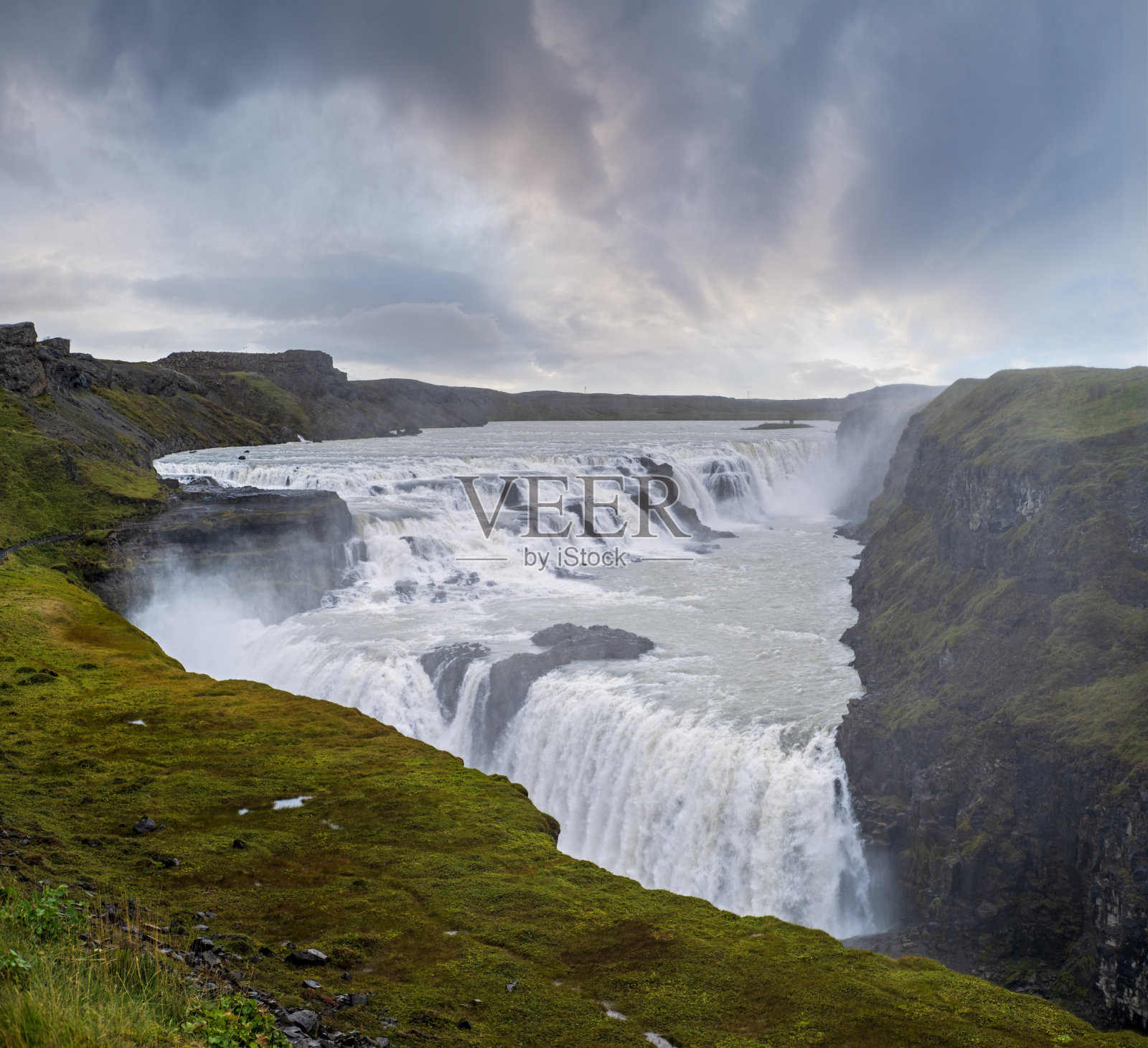 风景如画的满水大瀑布，冰岛西南部的Gullfoss秋景。照片摄影图片