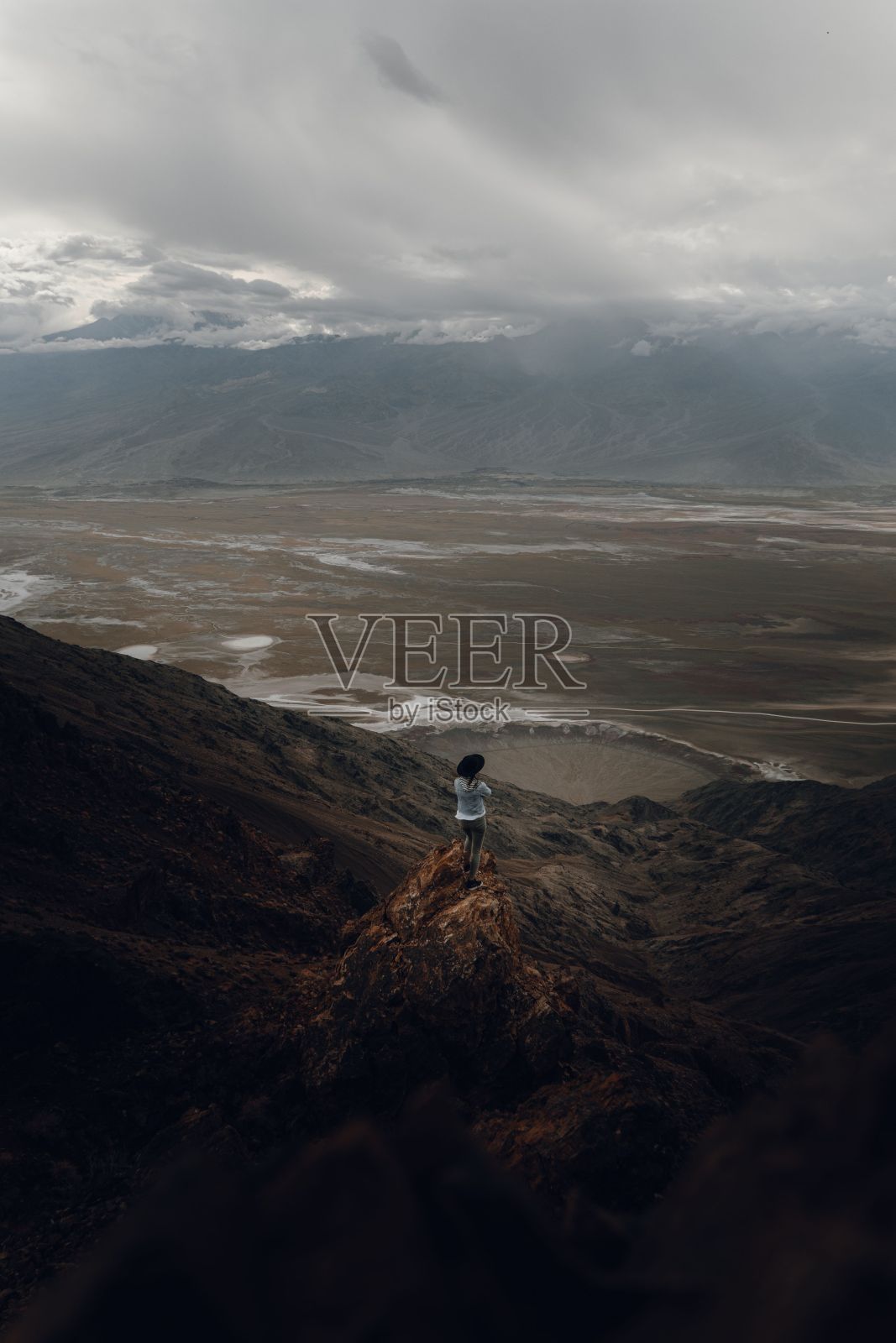 一个徒步旅行者在阴天爬山的鸟瞰图照片摄影图片