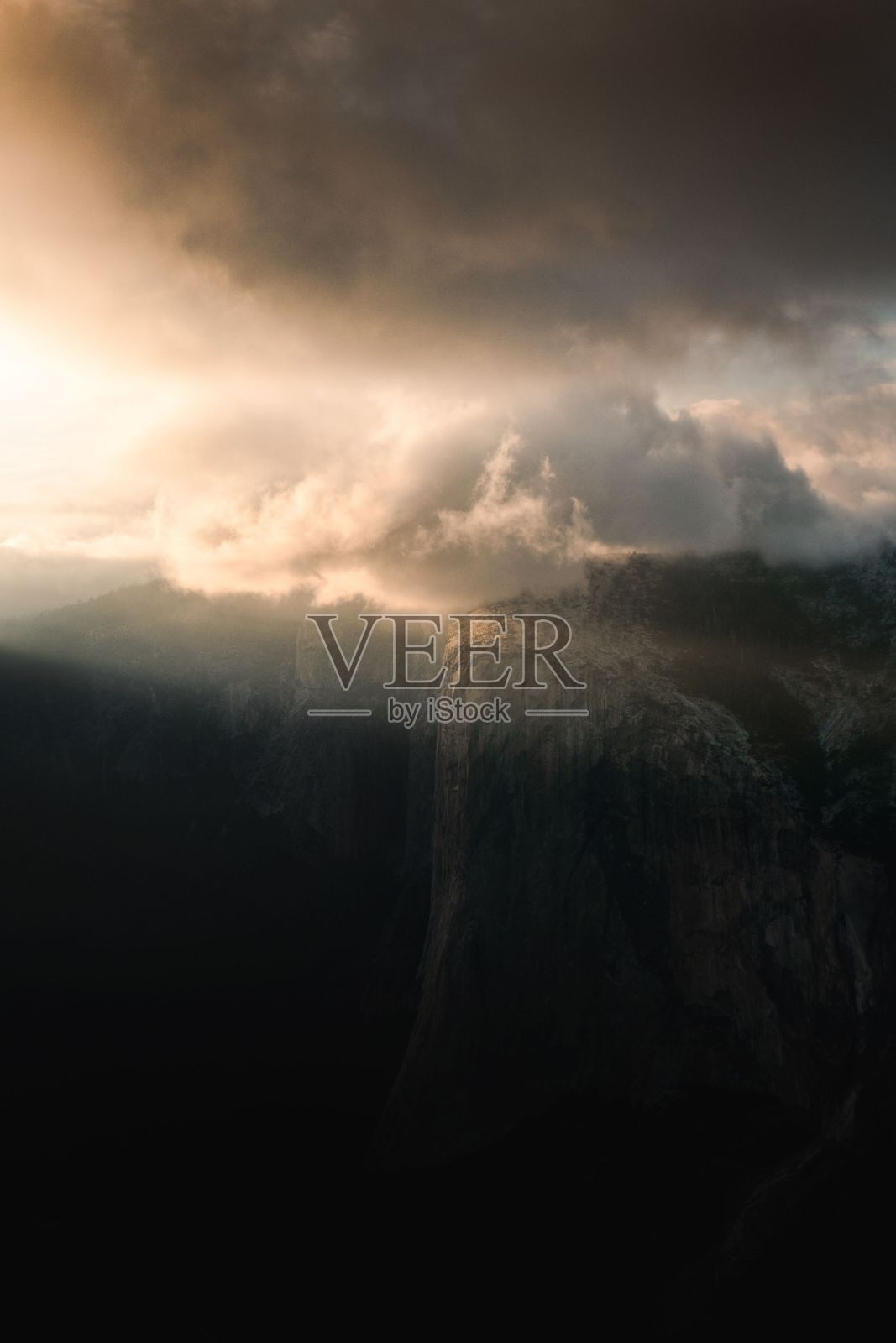 垂直拍摄的云层下的山脉照片摄影图片