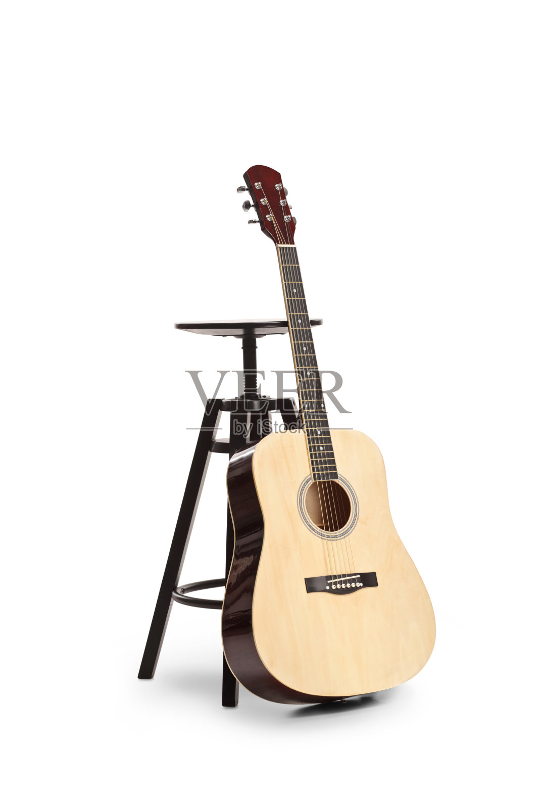 一把黑色椅子旁边放着一把木吉他照片摄影图片