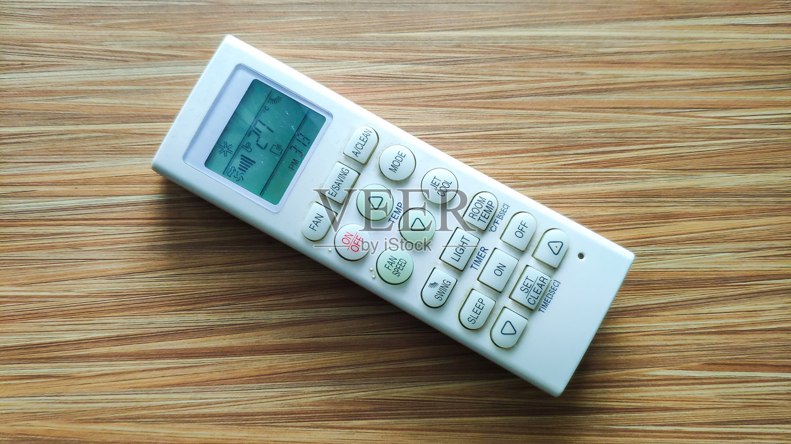 木桌上开着遥控空调照片摄影图片