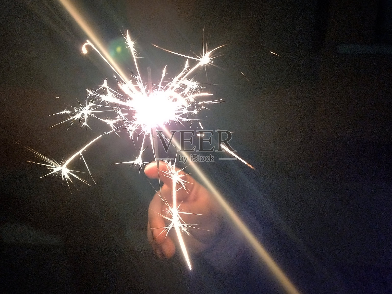除夕用手点燃的烟花照片摄影图片
