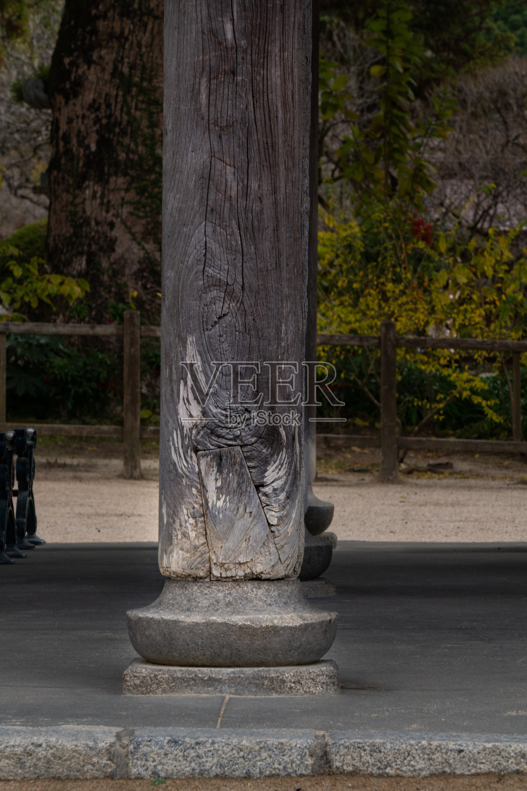 建筑柱子立在地上照片摄影图片
