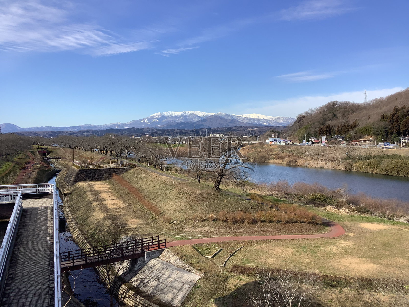 从白石河眺望冬天的藻山照片摄影图片