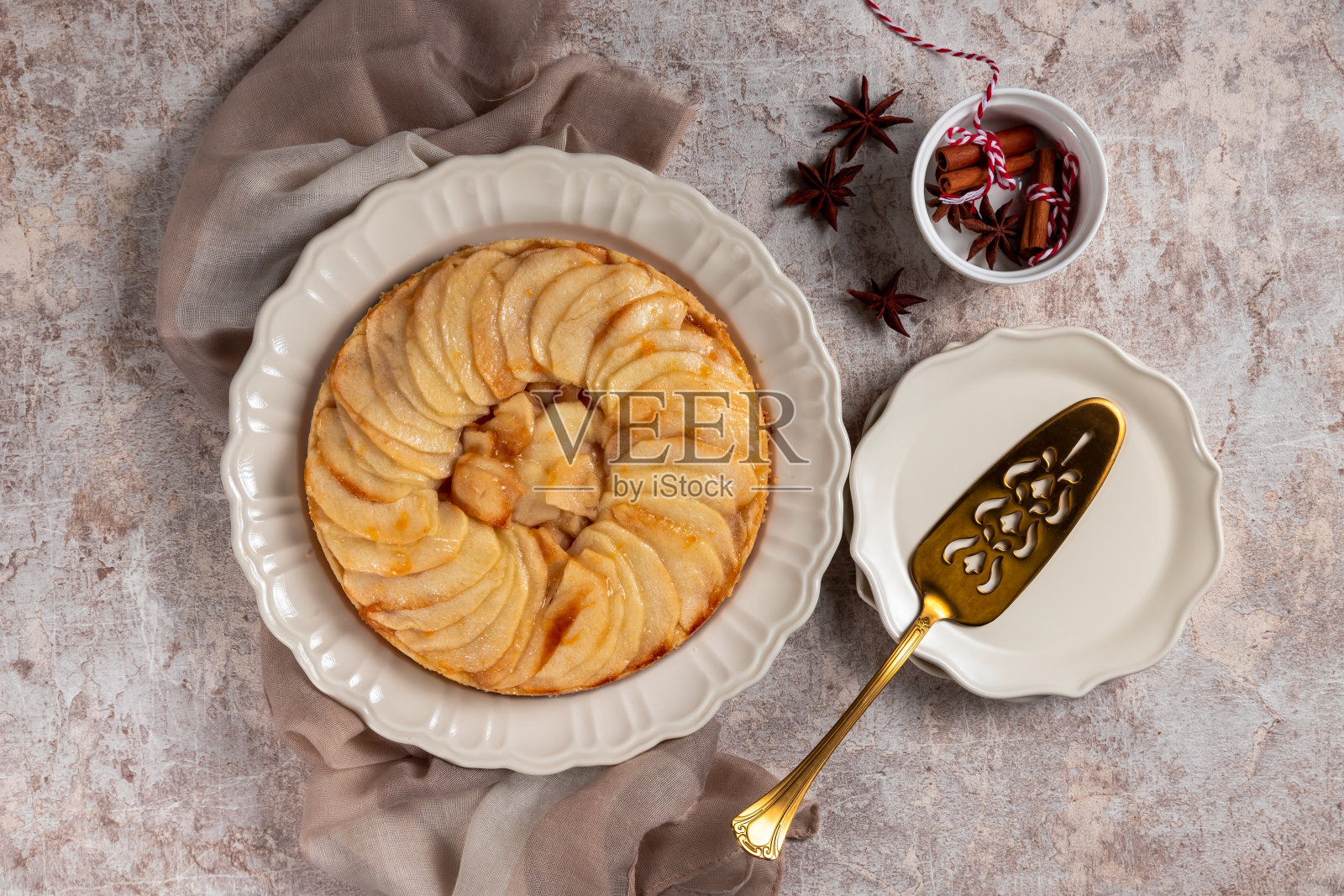 美味的苹果挞放在混凝土背景上，平铺照片摄影图片