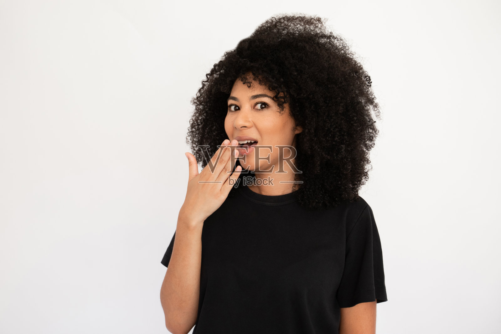 震惊的年轻女子用手捂住嘴照片摄影图片