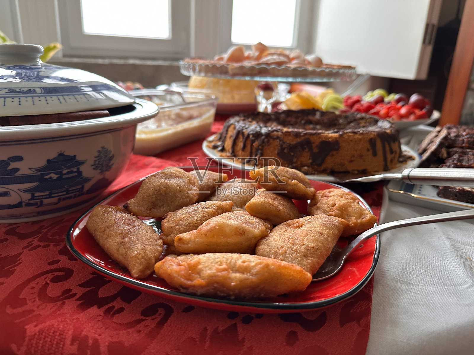 在家庭时刻，蛋糕和糖果具有食欲吸引力的形象照片摄影图片