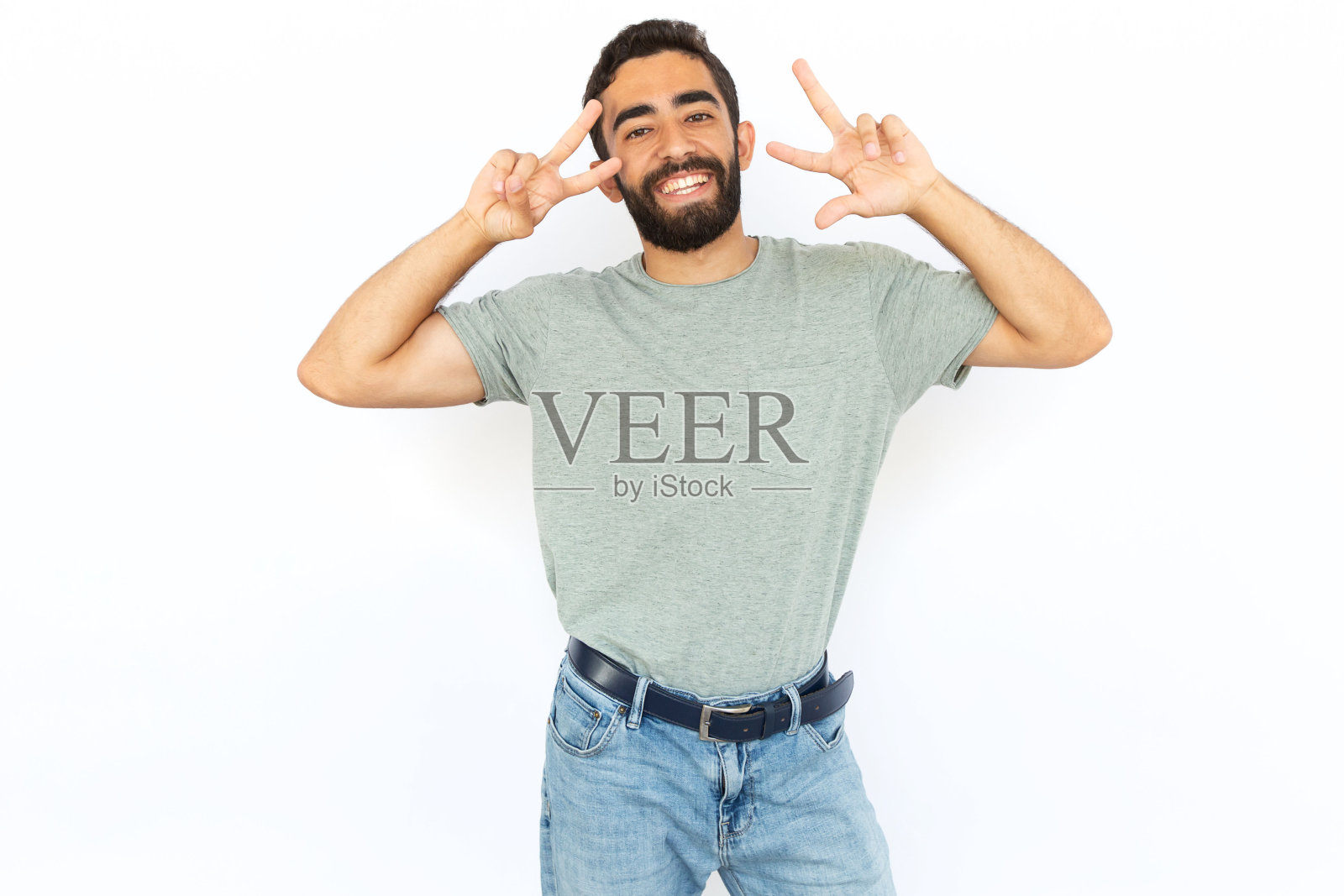 快乐的人做出胜利的手势照片摄影图片