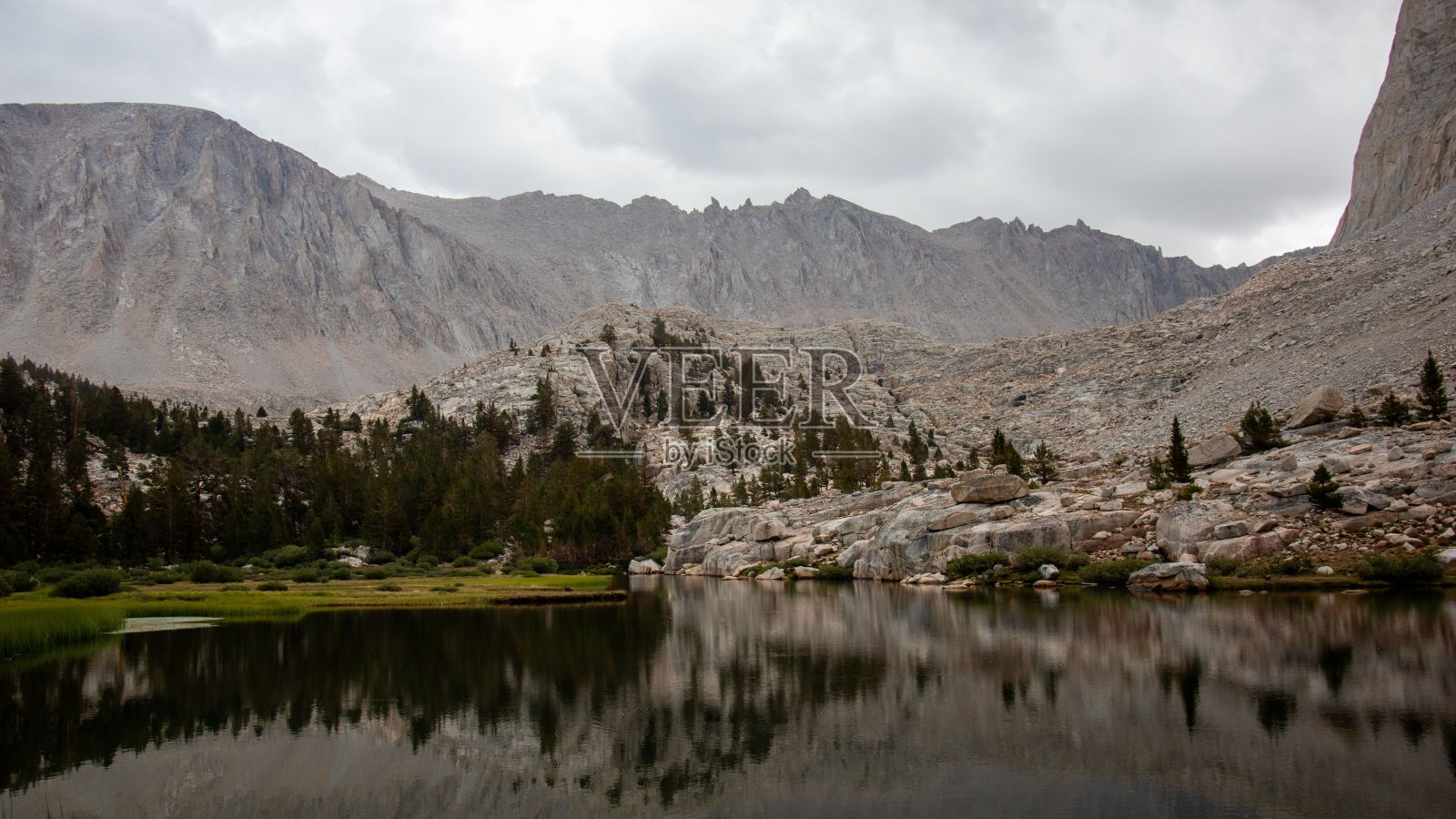 美丽的约翰缪尔小径山脉反映在加利福尼亚州的河流照片摄影图片