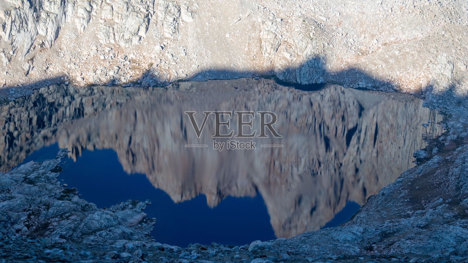 一个湖的水平镜头，反映了加州约翰缪尔小径的落基山脉照片摄影图片