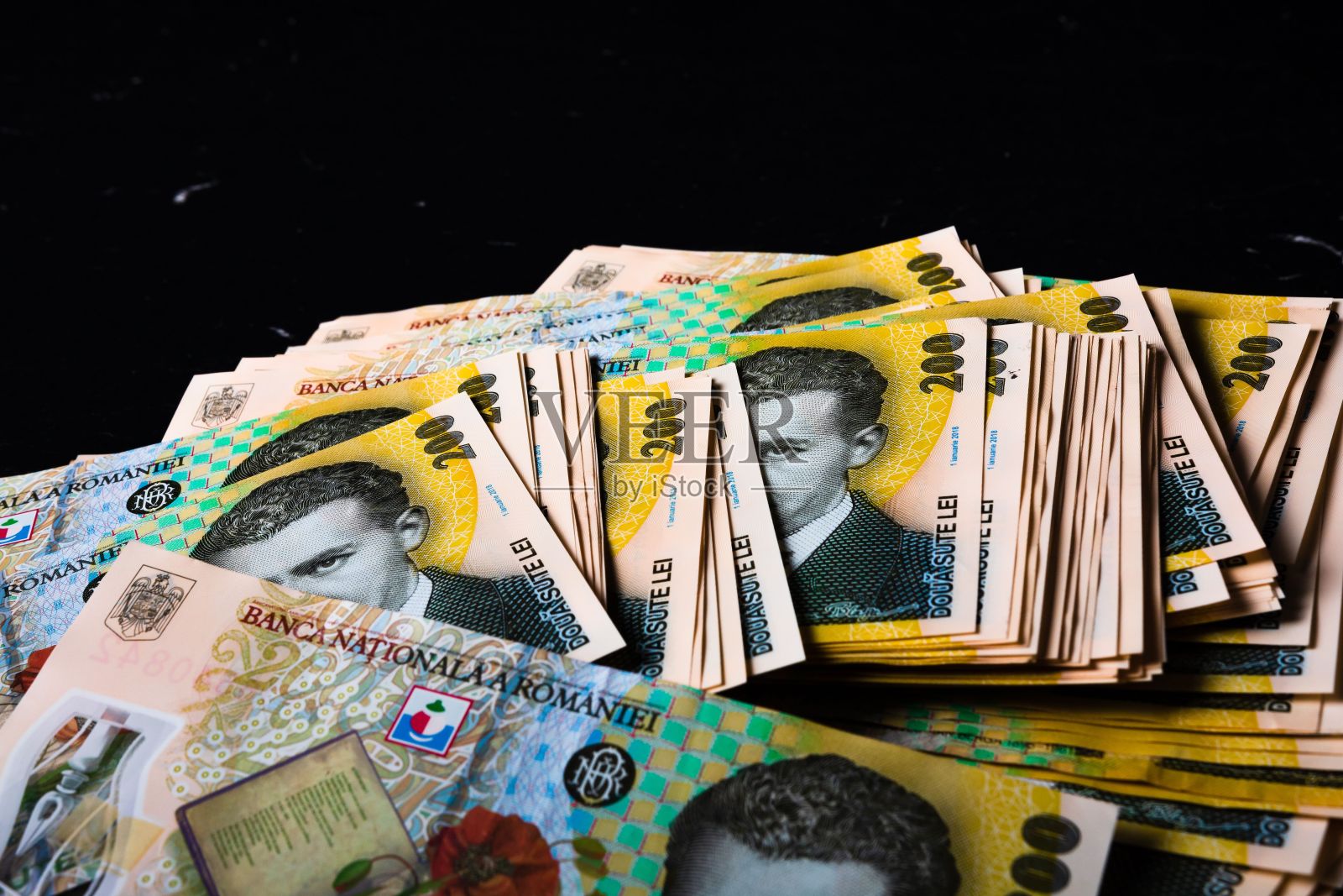 罗马尼亚LEI钞票堆在黑色背景上的特写照片摄影图片