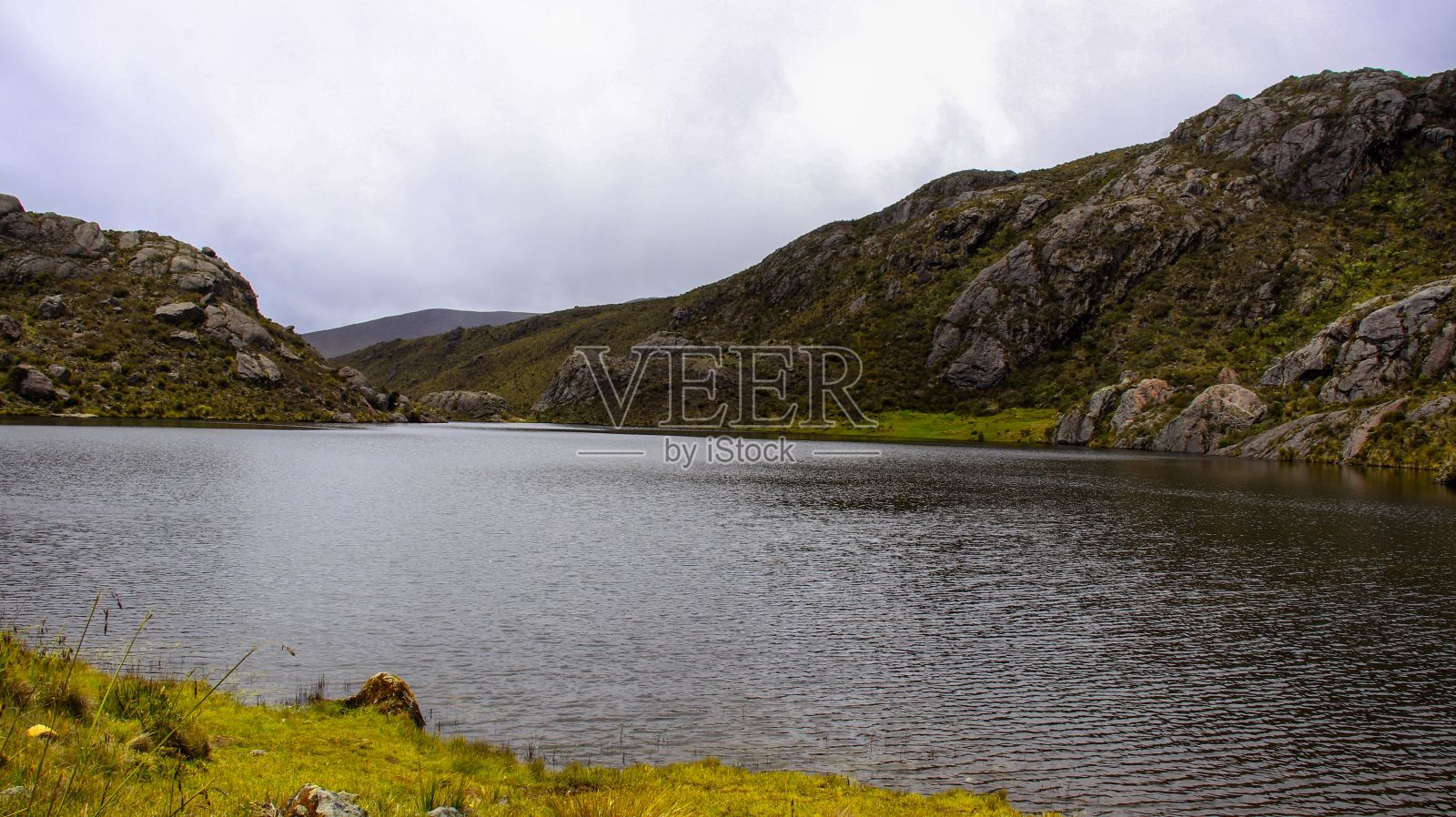 黑色泻湖(Lagunas Negras)湖，山图尔班山之间的帕拉莫在秋季自然保护区照片摄影图片