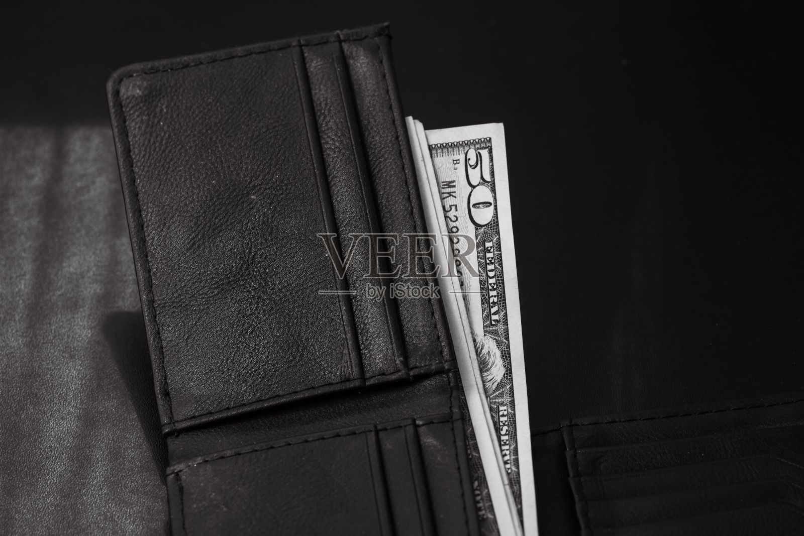 黑色钱包里50美元的黑白照片照片摄影图片