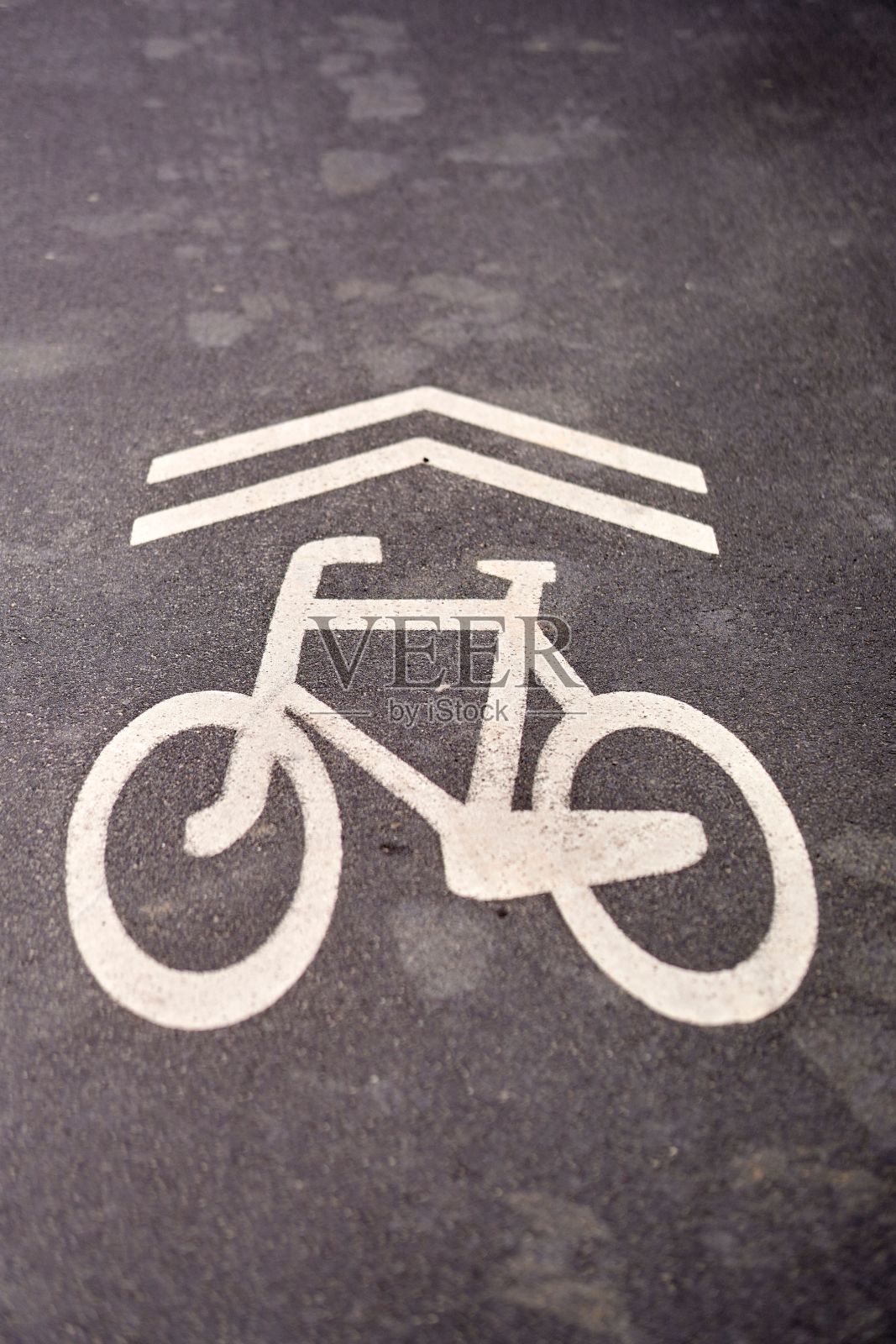 垂直拍摄户外柏油路上的白色自行车标志照片摄影图片