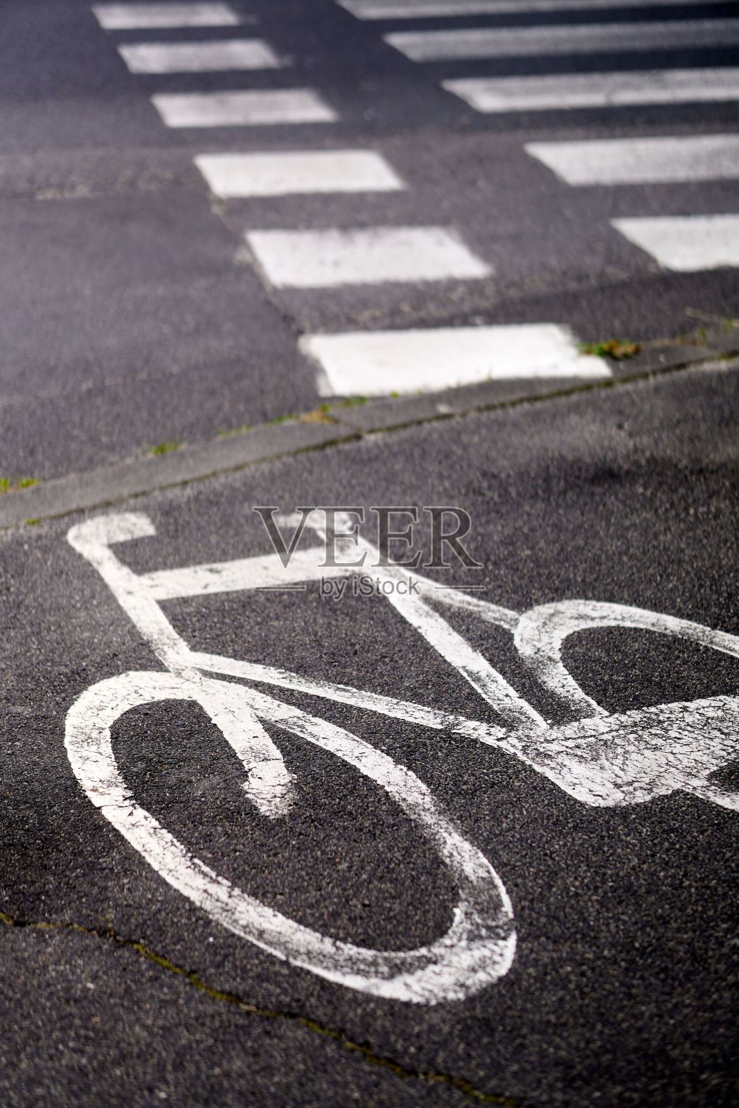 混凝土人行道上的白色自行车道标志的垂直视图照片摄影图片