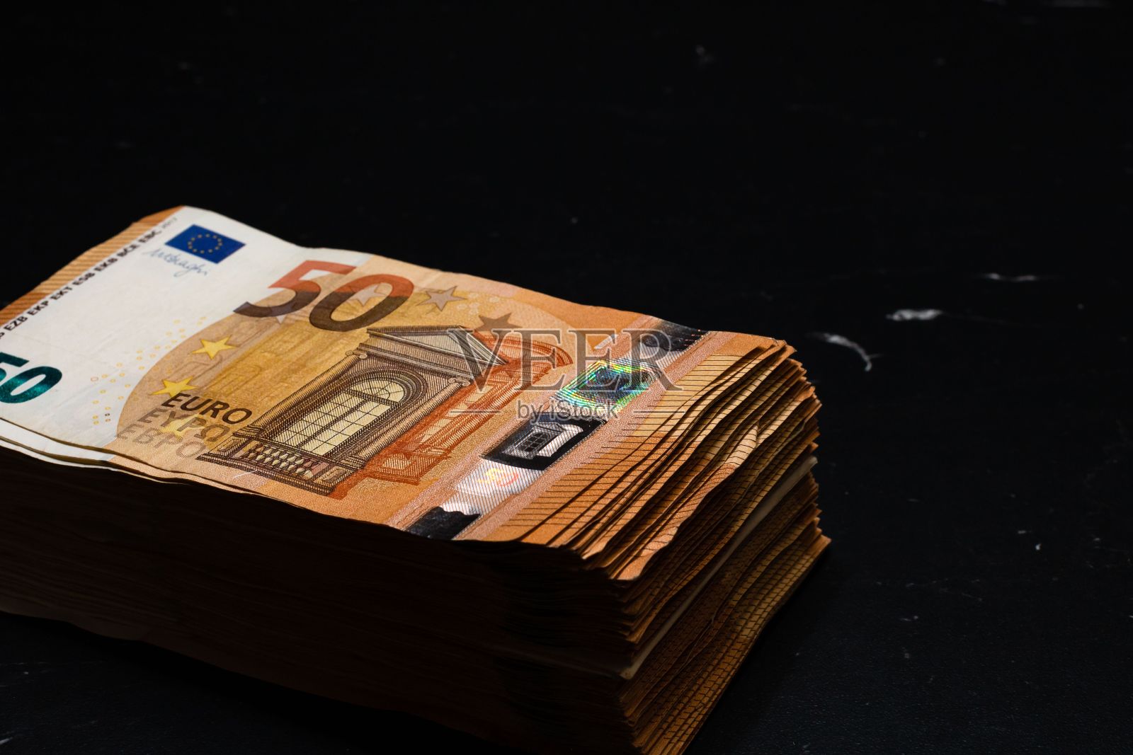 黑色背景上的欧盟欧元钞票的特写照片摄影图片