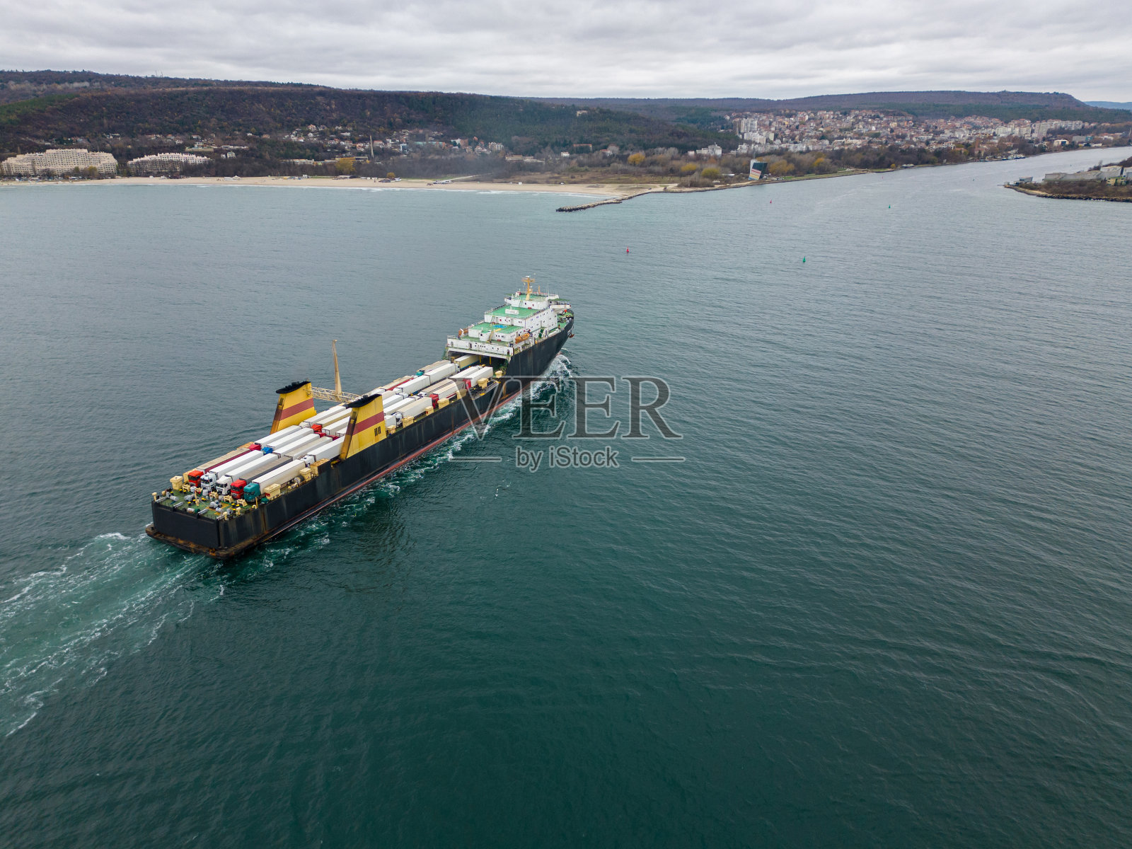 海上运输卡车的渡船鸟瞰图照片摄影图片