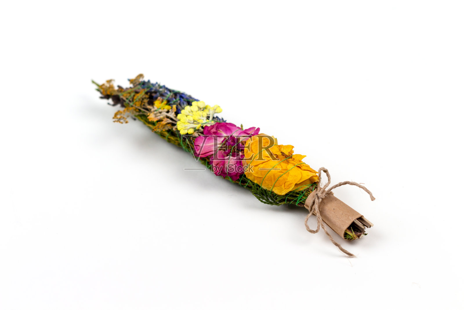 涂抹棒驱逐坏能量。捆成捆的干草药挂在绳子上。自制香棒正念冥想心理练习。照片摄影图片