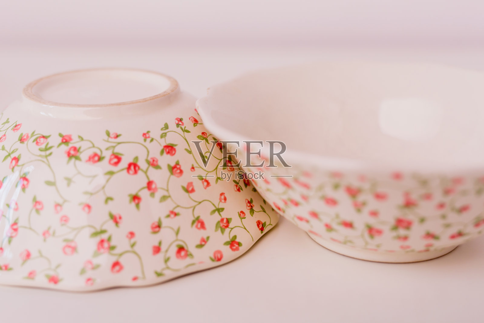 两个瓷碗的特写照片摄影图片