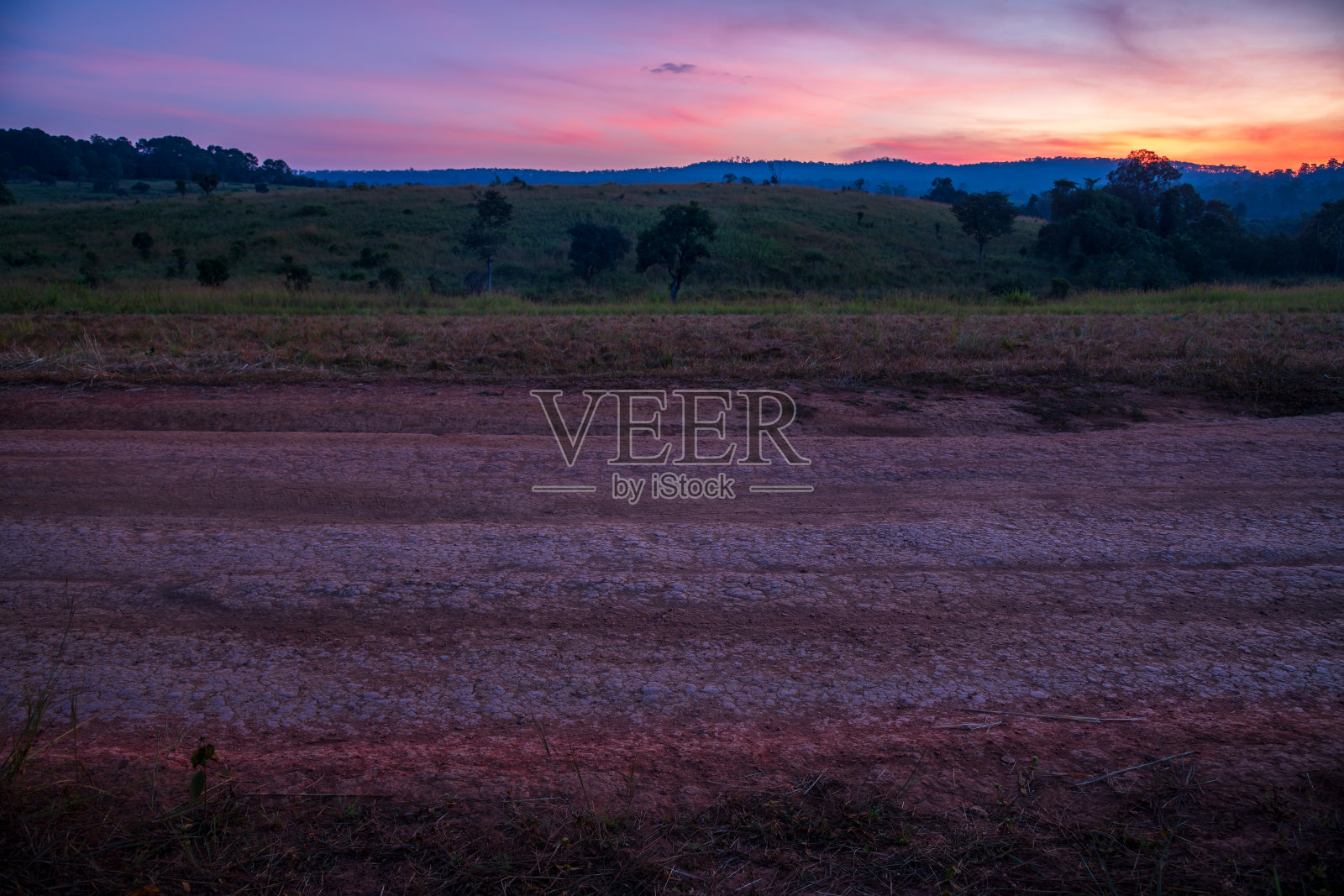 夕阳下的乡间草地砾石路侧视图照片摄影图片