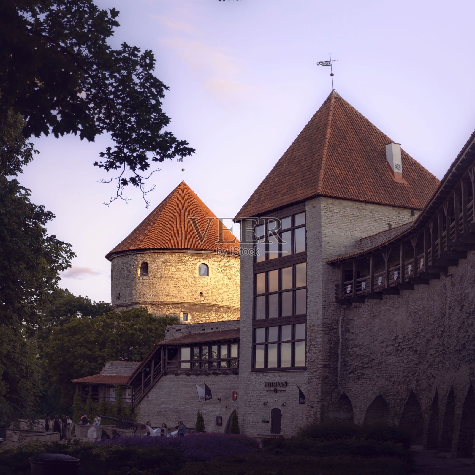 爱沙尼亚塔林老城的防御墙照片摄影图片