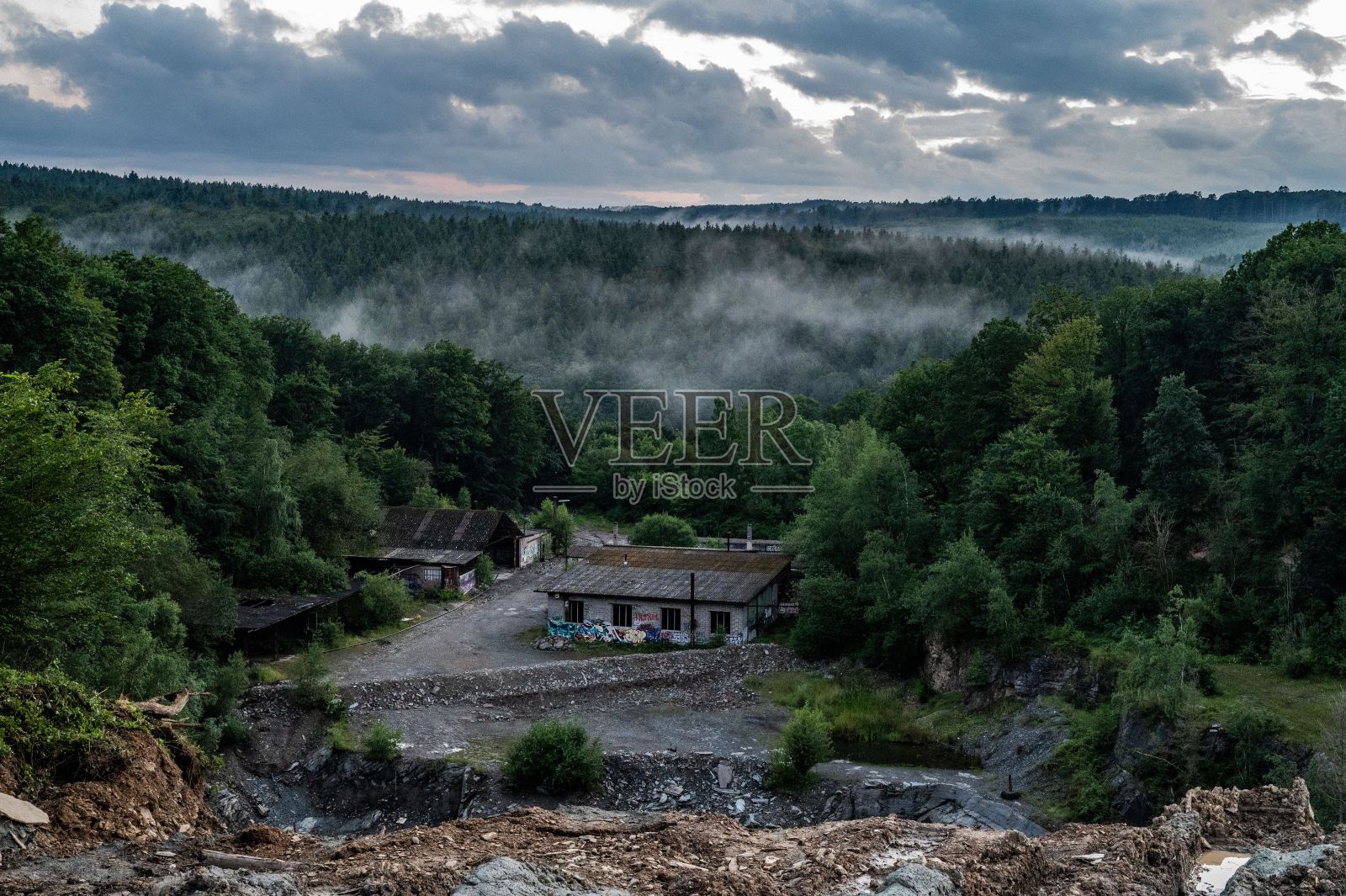 在德国施泰因布鲁赫的斯托尔贝格，被森林包围的废弃村庄的风景照片摄影图片