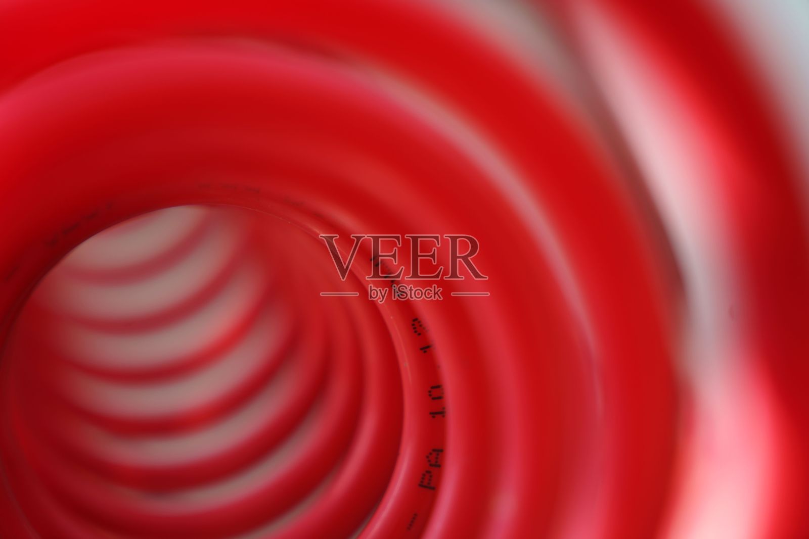 特写镜头内的螺旋红色弹簧物体-作为背景照片摄影图片