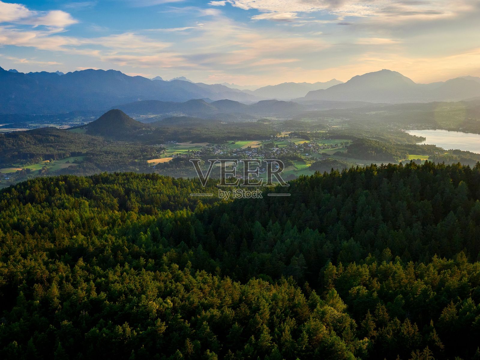 风景秀丽，青山绿水照片摄影图片