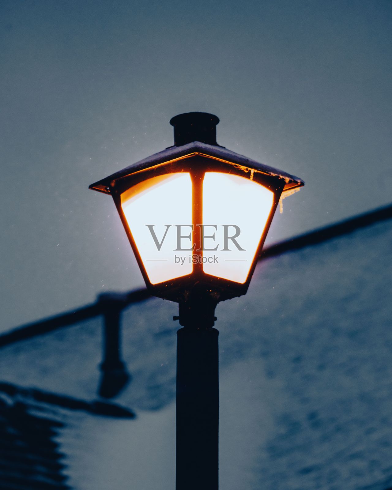 被照亮的路灯的垂直特写照片摄影图片