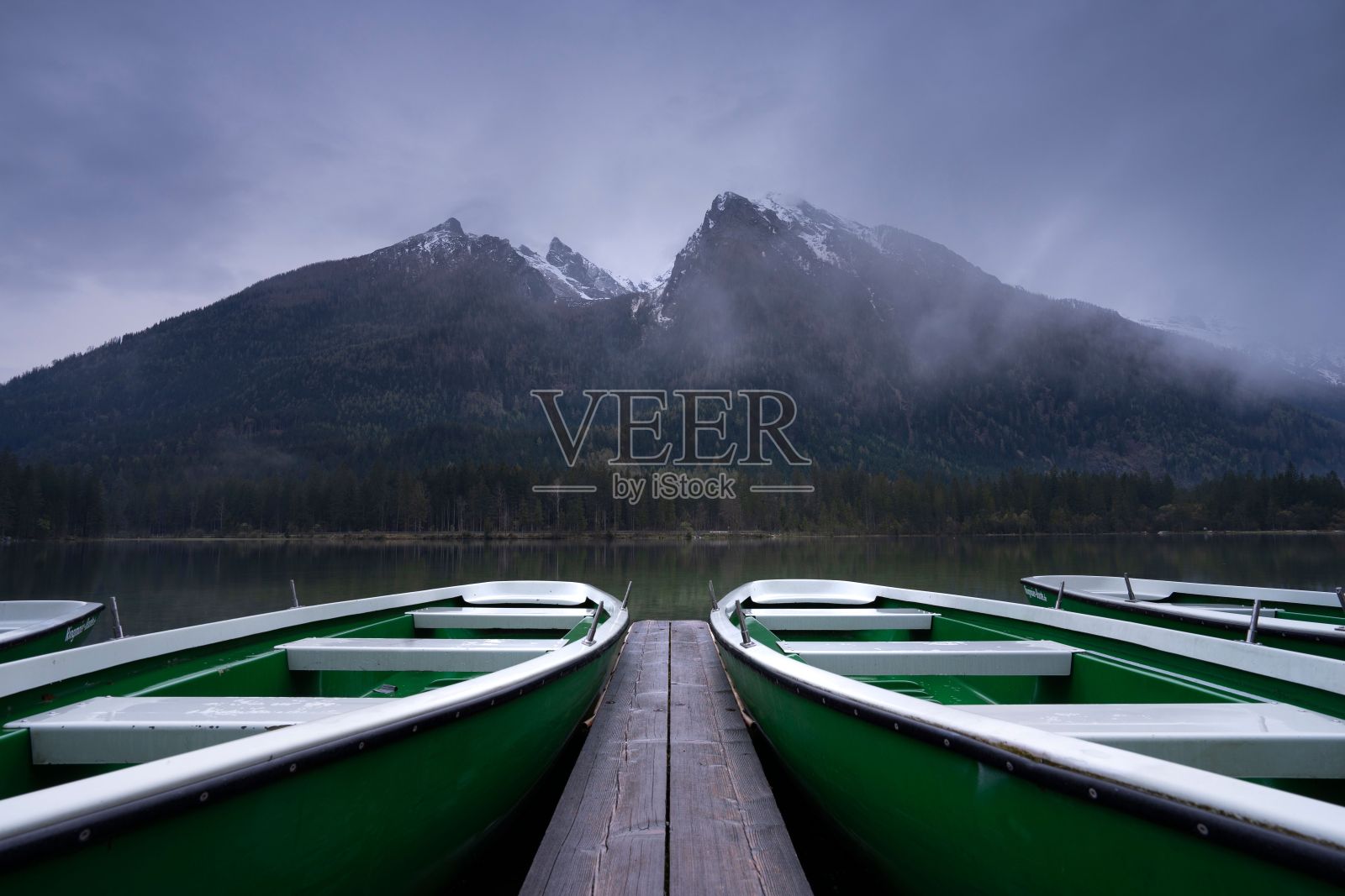 绿色的船停在湖边的特写镜头照片摄影图片