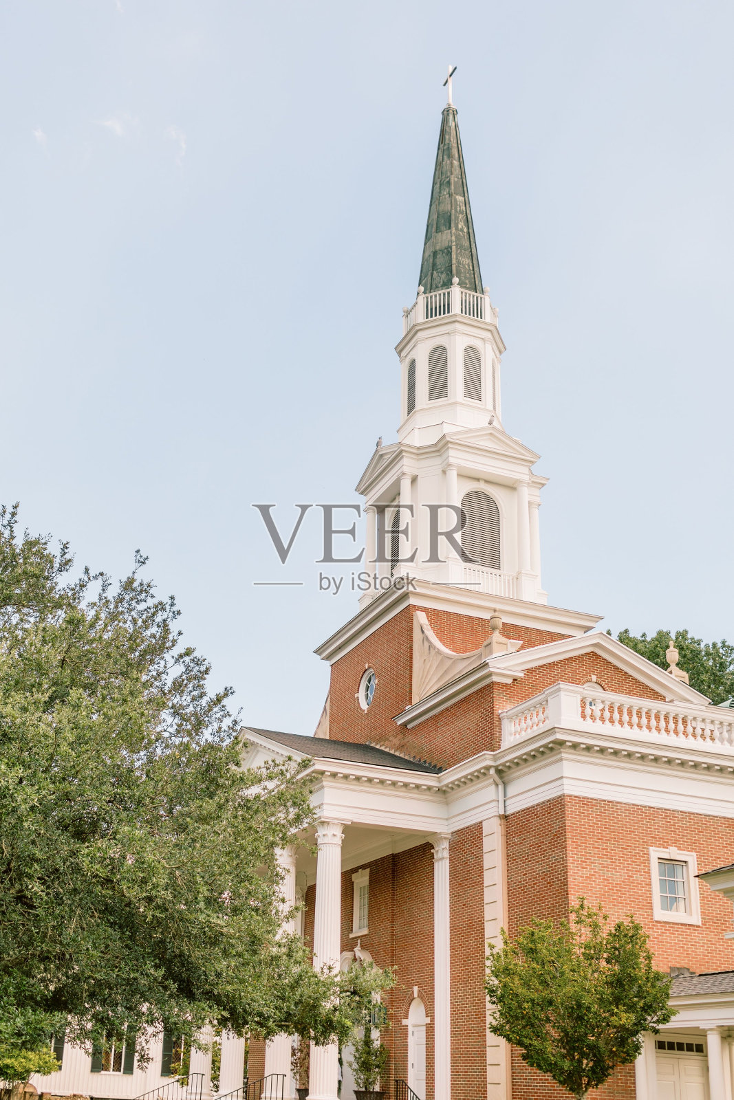 美国白天，亨利·法伊弗教堂被树木包围的明亮垂直镜头照片摄影图片