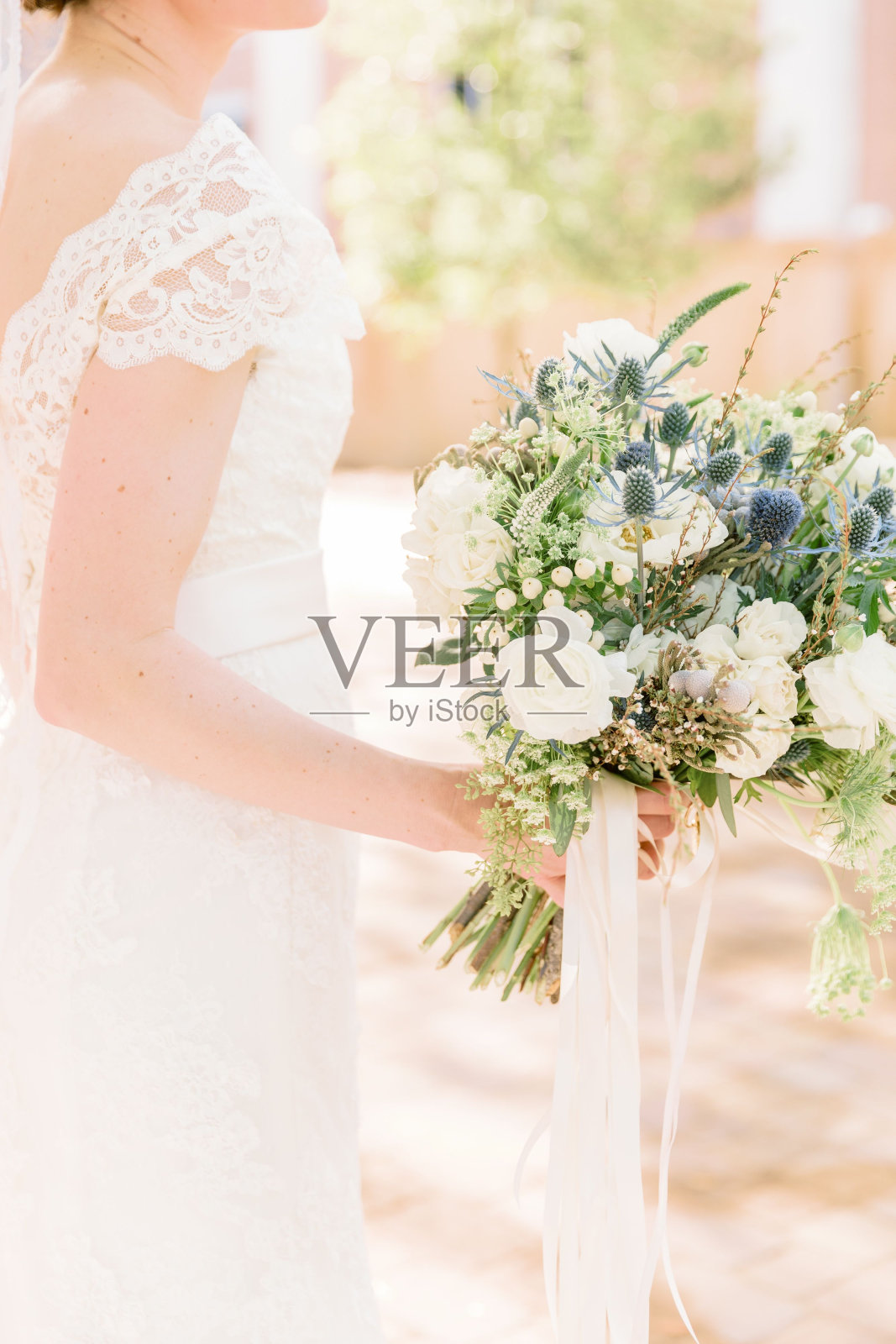 新娘手持婚礼花束的选择性对焦镜头照片摄影图片