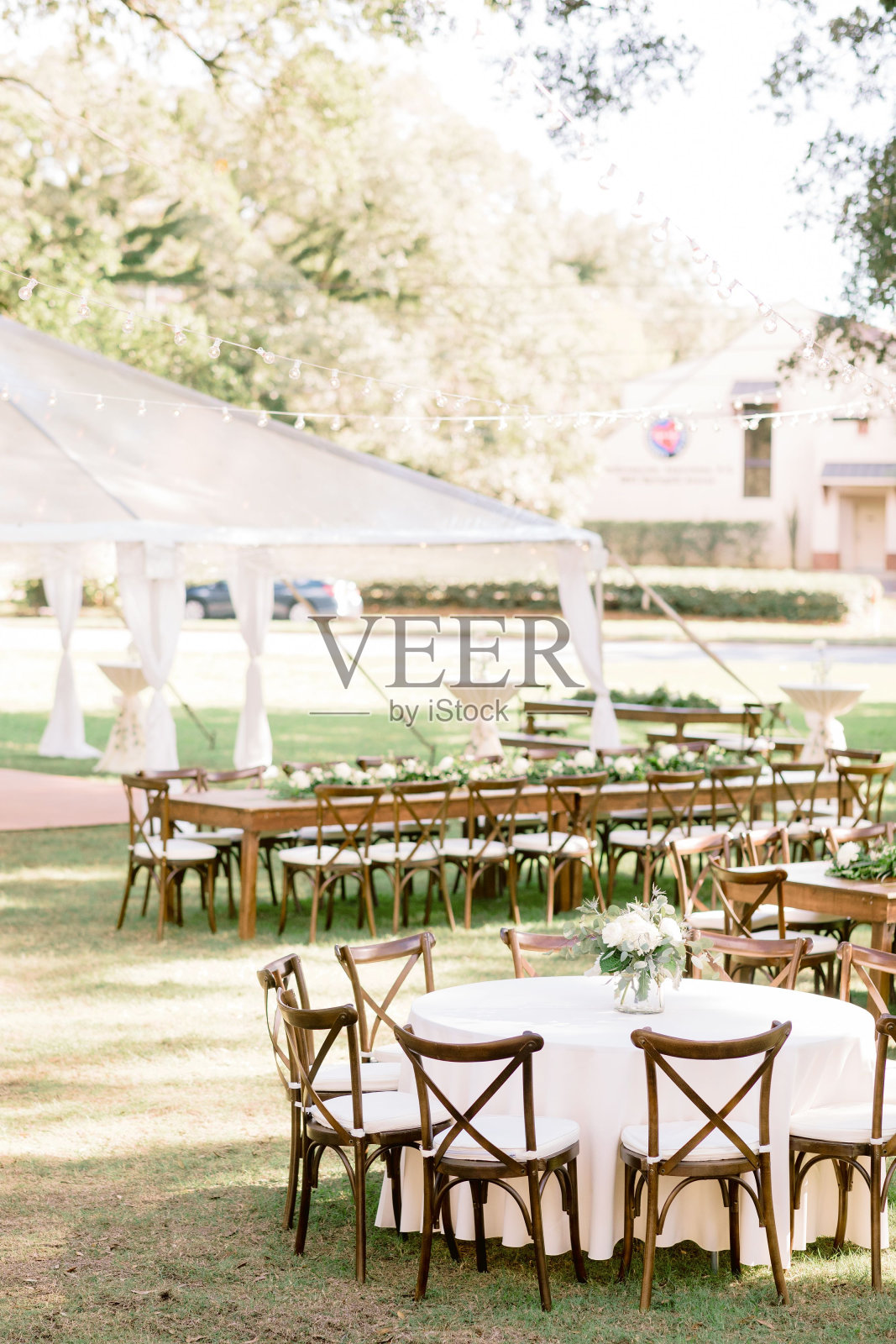 在树下公园里用花束装饰的婚礼桌选择性聚焦拍摄照片摄影图片